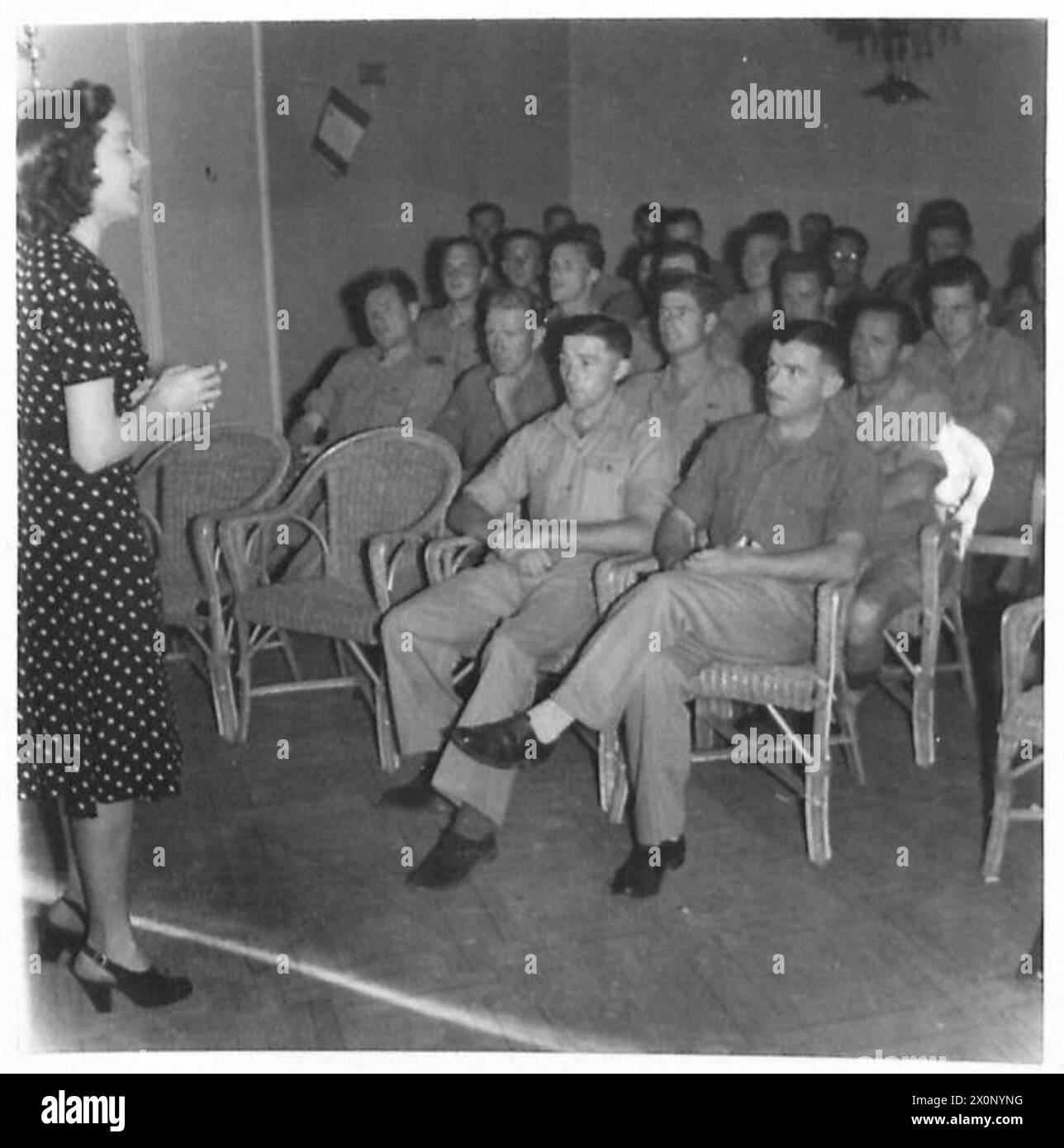 CAMP DE REPOS À CÔME - Miss Eve Beck divertit les troupes au camp de repos. Négatif photographique, Armée britannique Banque D'Images