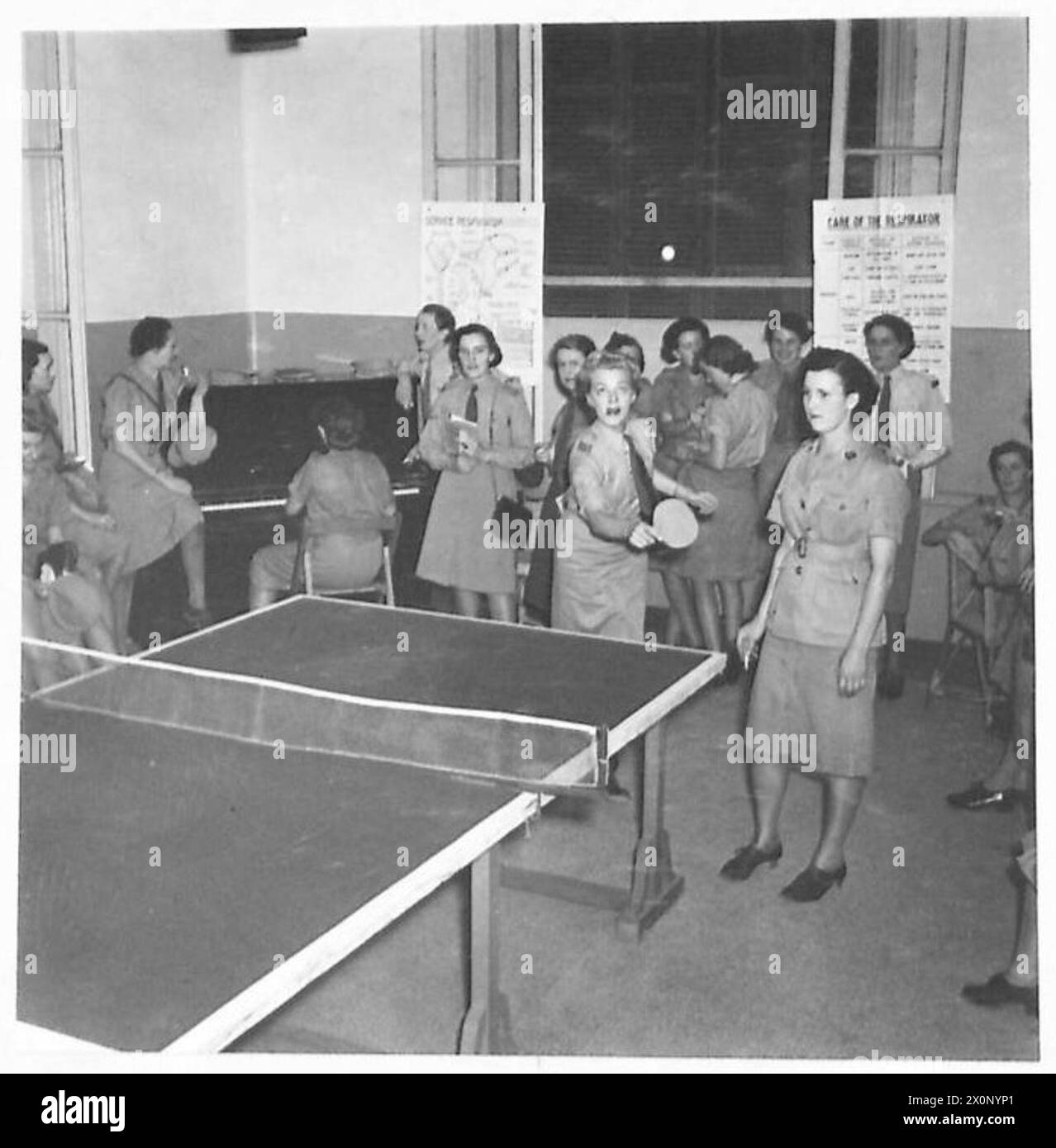 La photographie montre une scène quotidienne dans la salle de loisirs du service auxiliaire des femmes de l'armée, avec des filles jouant au tennis de table. Négatif photographique, armée britannique. Banque D'Images