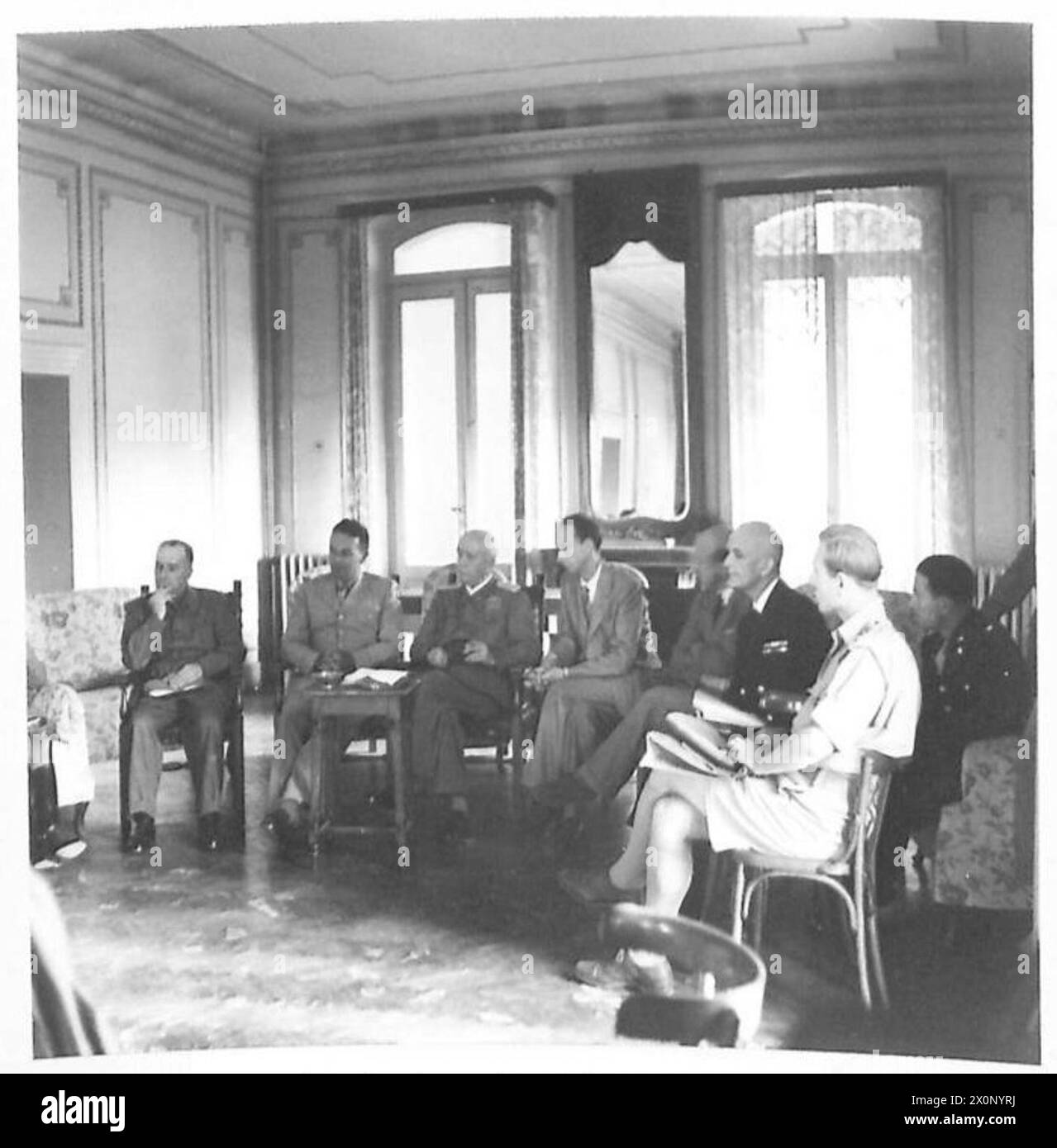 L'ITALIE DÉCLARE LA GUERRE À SON ANCIEN ALLIÉ - le maréchal Badoglio avec des membres de la Mission militaire alliée assis à la conférence de presse dans l'hôtel. Négatif photographique, Armée britannique Banque D'Images