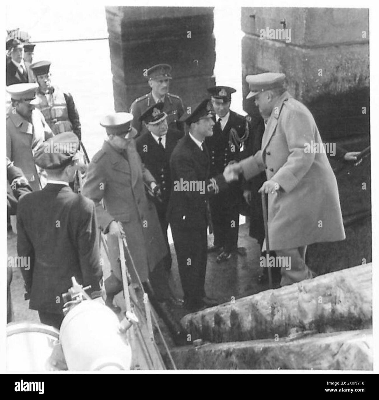 Le lieutenant-général le Maharaja du Cachemire visite Douvres et salue le personnel naval après avoir quitté le torpilleur à moteur. Major général, PAR EX. miles, est visible en arrière-plan. Banque D'Images