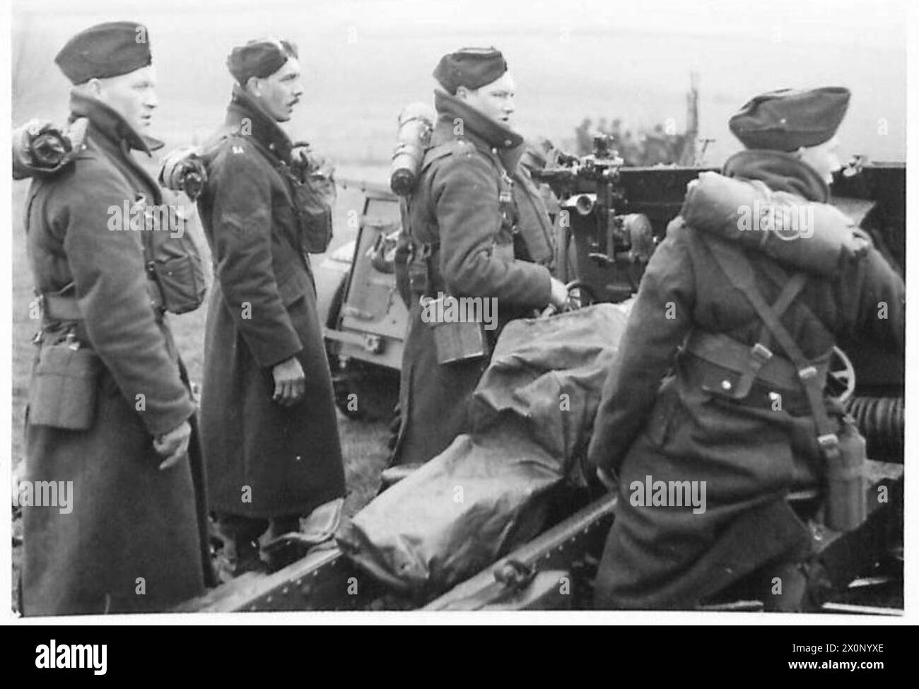 Les artilleurs du 76th Highland Field Regiment, de la 454th Battery at Bere Regis positionnent leurs canons de 25 livres et attendent les ordres lors d'une fausse bataille. Banque D'Images