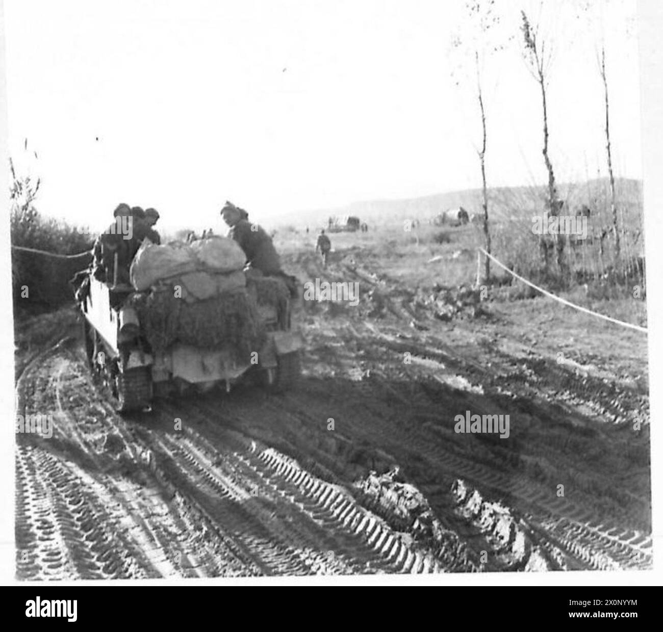Les troupes néo-zélandaises de la 8e armée traversent la rivière Sangro en utilisant un pont construit par des ingénieurs, avec un porte-avions Bren sur la piste. Banque D'Images