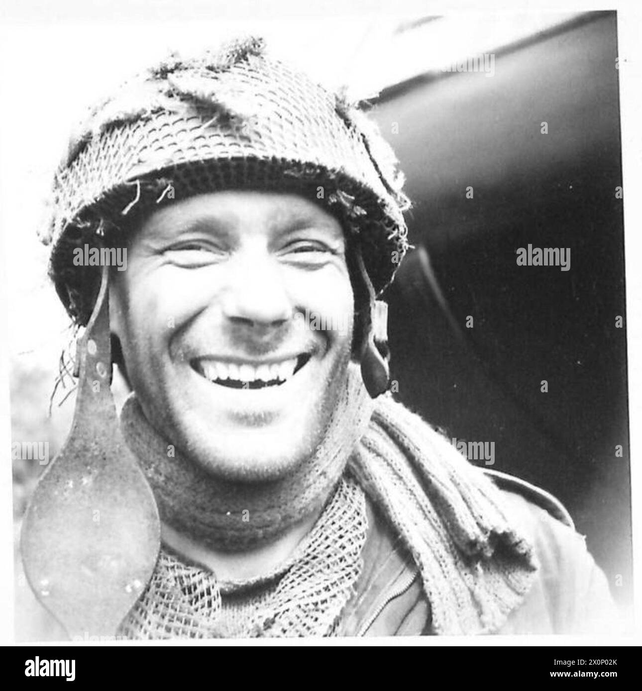 Photographie du 10 juin 1944 montrant le soldat R. Watkins du 12e bataillon parachutiste de la 5e brigade parachutiste de la 6e division aéroportée, retournant sur les lignes alliées près de Ranville pendant la campagne de Normandie. Banque D'Images