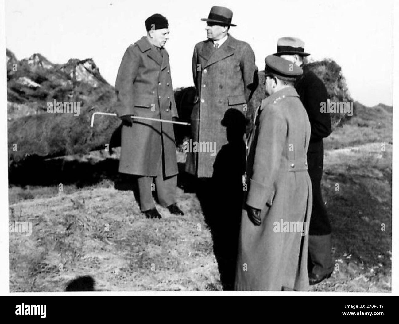 La photographie montre Sir Keith Murdoch inspectant le « Winnie », le canon transmanche, lors d'une visite à Douvres par des officiers de l'armée britannique. Banque D'Images