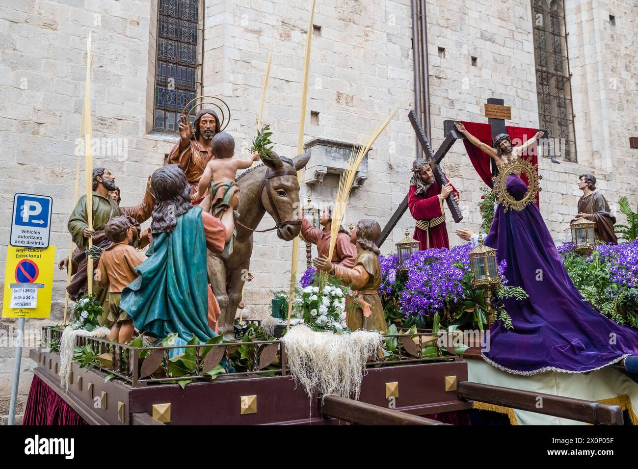 Flotteur fait pour les processions religieuses, exposition paso avant de commencer la procession, Gérone, Catalogne, Espagne Banque D'Images