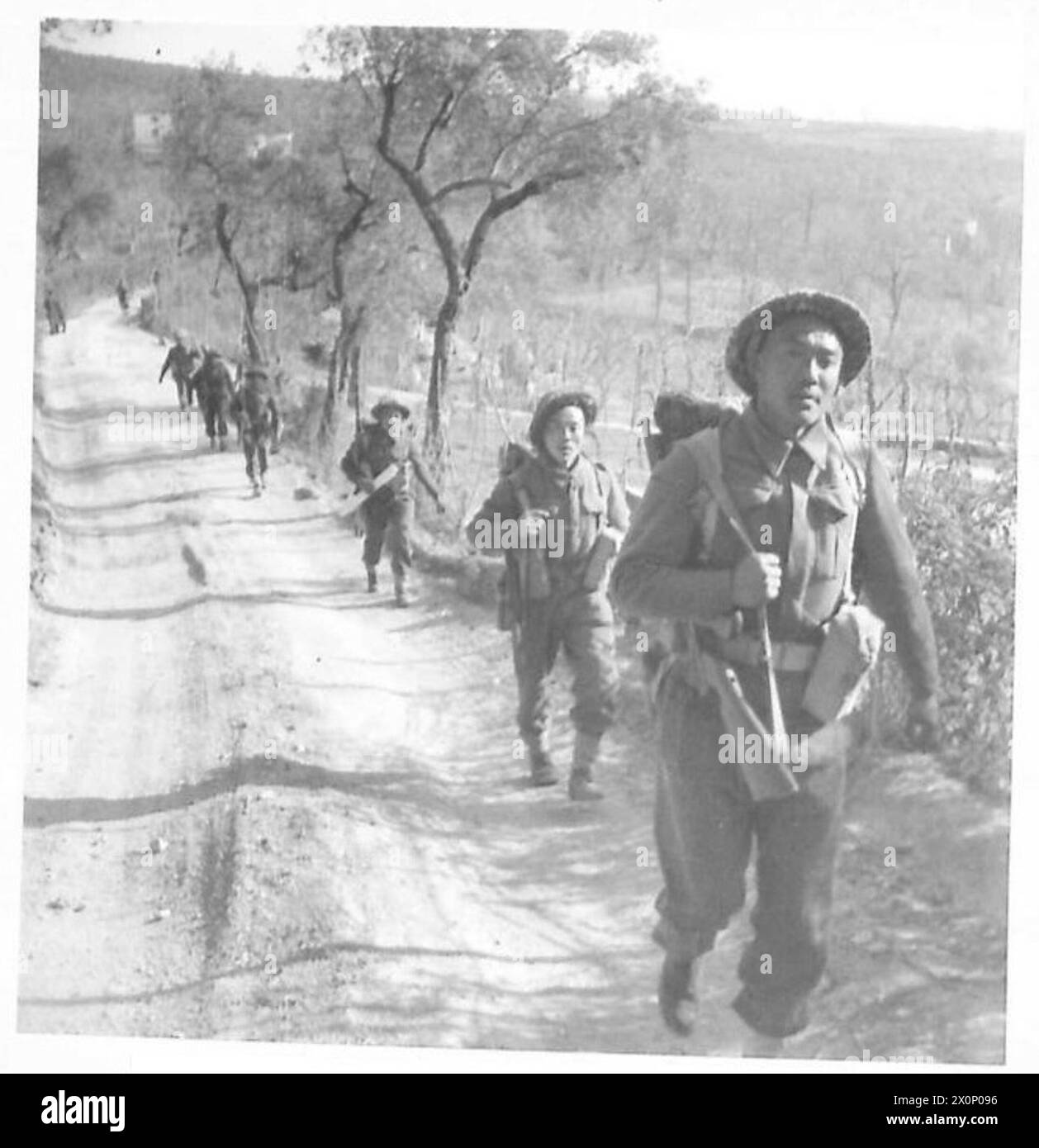 Les hommes du régiment Gurkha avancent le long de la route de montagne menant au secteur Cassino en Italie. Banque D'Images