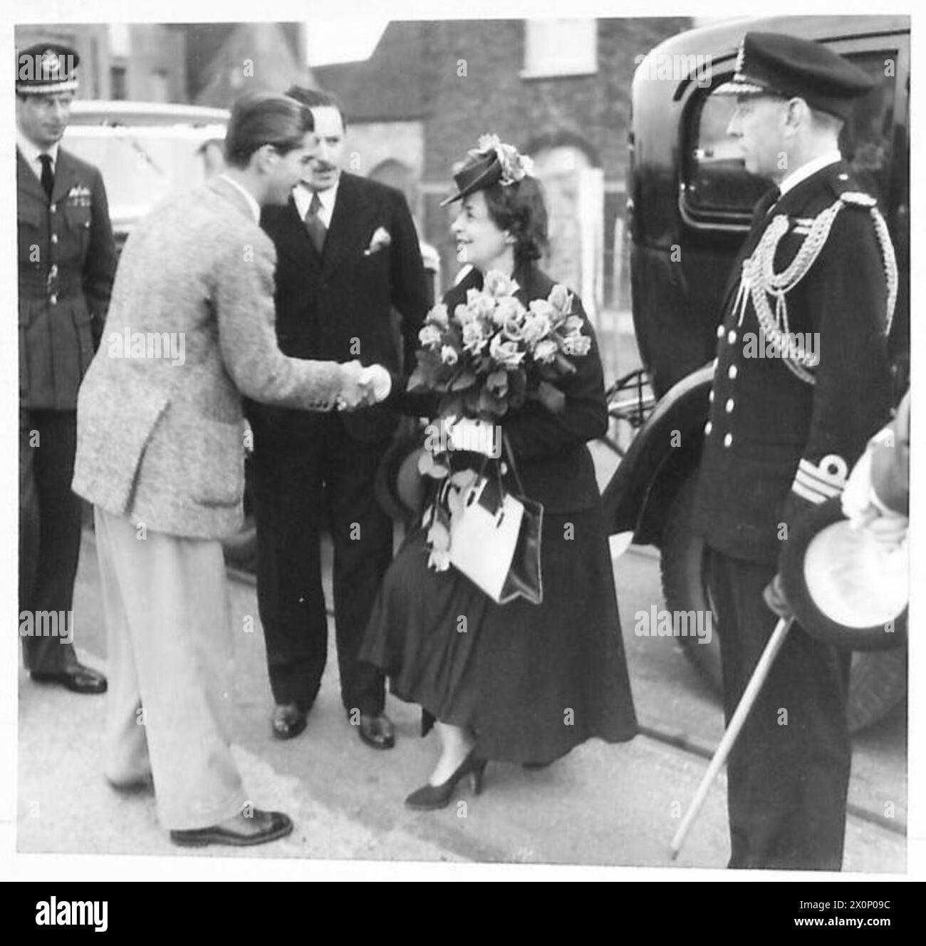 LE ROI PIERRE DE YOUGOSLAVIE ARRIVE EN ANGLETERRE AVEC SON PREMIER MINISTRE - le roi Pierre de Yougoslavie est accueilli par Madame Sobbertitch, épouse du ministre yougoslave, à son arrivée en Angleterre. Négatif photographique, Armée britannique Banque D'Images