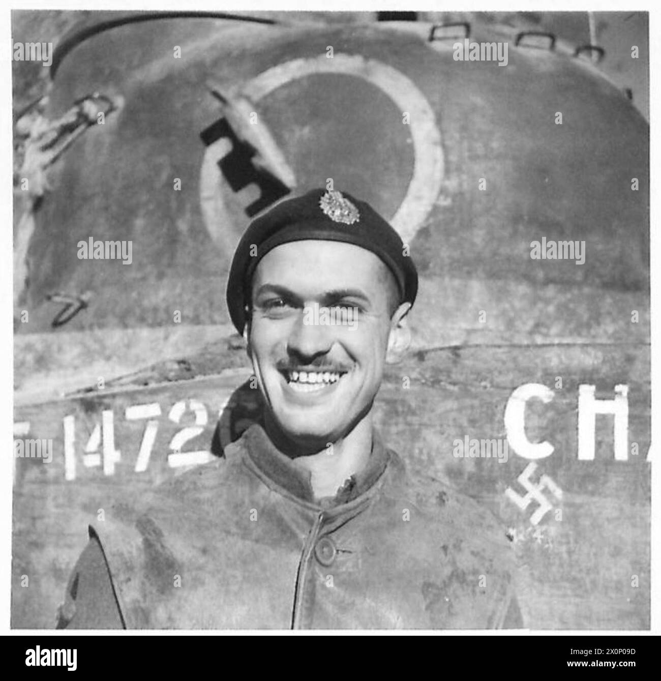 ITALIE : HUITIÈME ARMYTHE VIE D'Un HOMME DE CHAR - Sgt Charette à côté de son char. Négatif photographique, Armée britannique Banque D'Images