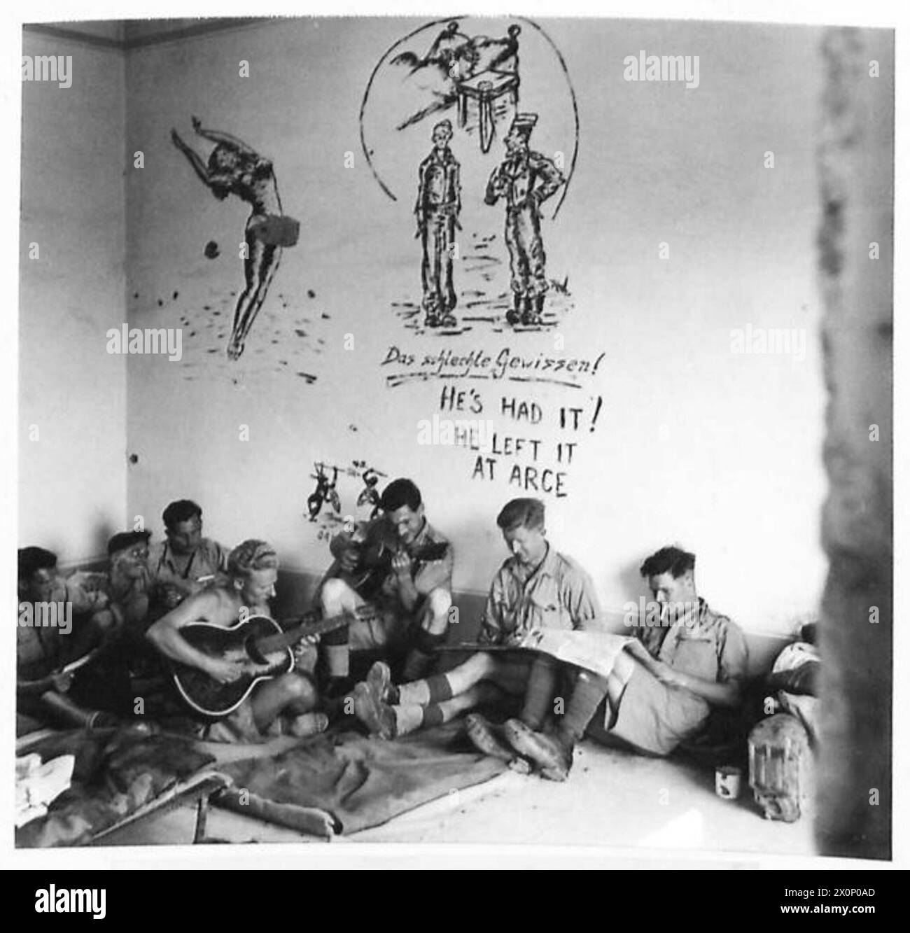 Une maison à Arce, précédemment occupée par les troupes allemandes, affiche des décorations murales en allemand avec des ajouts en anglais pendant les opérations de la 8e armée. Banque D'Images