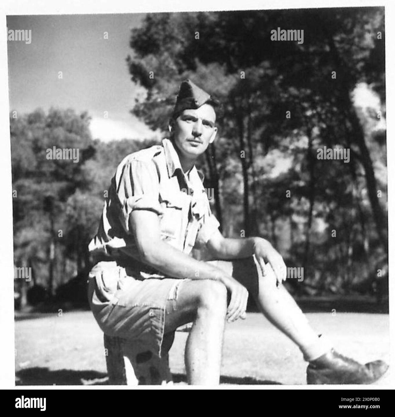 Le mitrailleur R. Sutton du 81e régiment antichars est soigné dans une maison de convalescence en Afrique du Nord après des blessures par éclats d'obus causées par un char allemand piégé à Medjez-el-Bab, en Tunisie. Banque D'Images