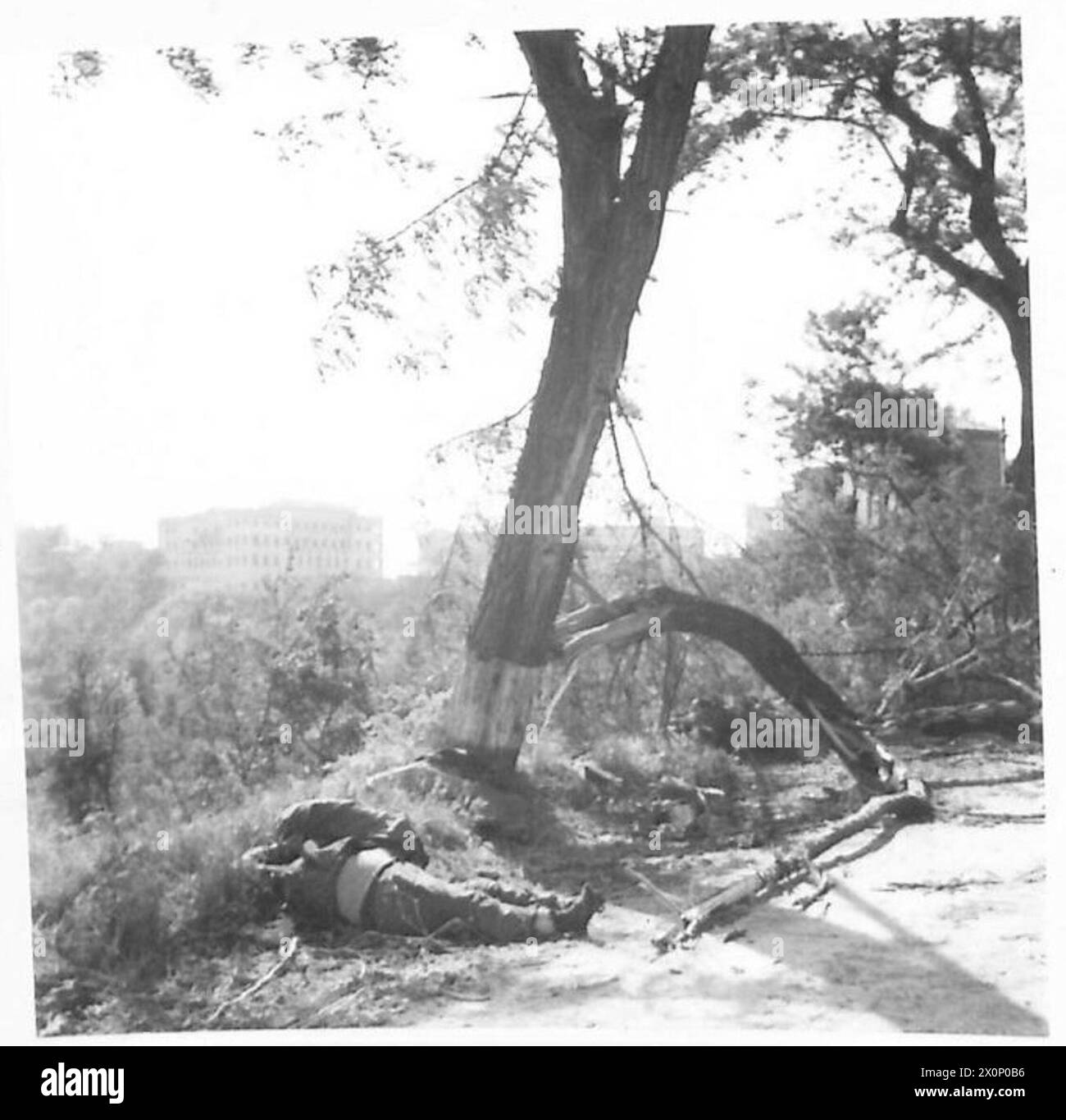 Des soldats allemands sont morts le long de la route 6 près de la première maison de Frosinone pendant des opérations militaires. Banque D'Images