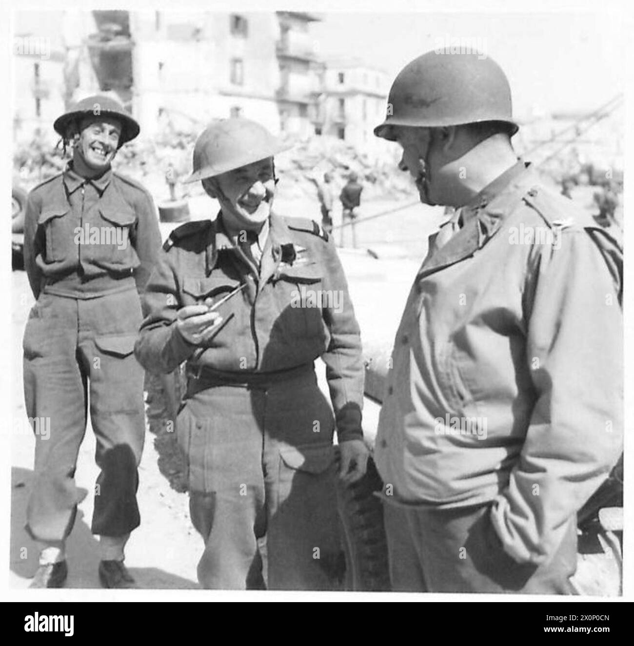 Le personnel de l'armée britannique arrive à Anzio au cours des campagnes de 1942-1946. Le commodore aérien vicomte Stansgate de Londres parle avec le chauffeur R.L. Seager et le colonel Paul C. Kirk de Boston, Massachusetts. Banque D'Images