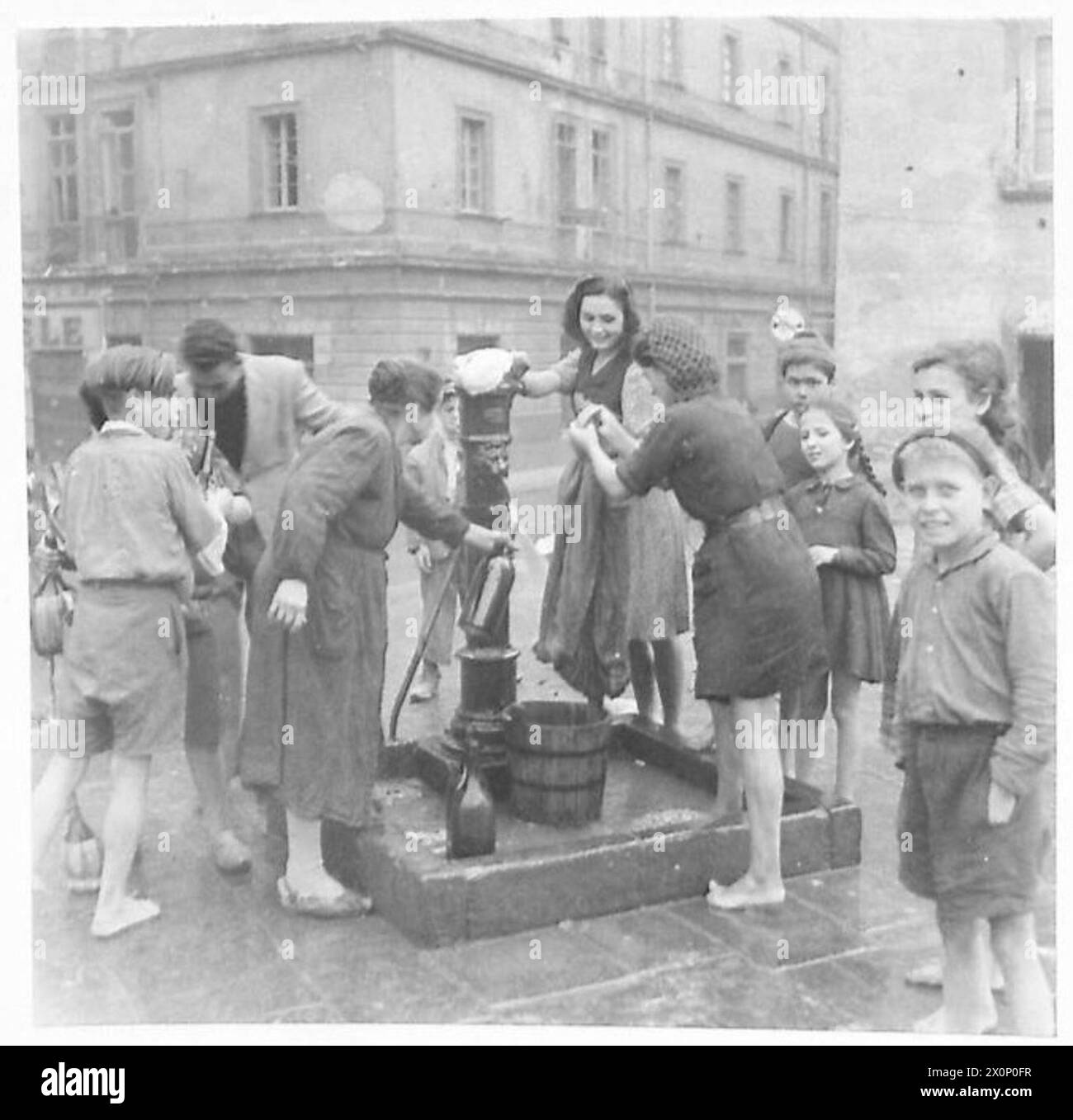 Des civils italiens à Naples puisent de l'eau et lavent des vêtements dans une fontaine de rue pendant les campagnes de l'armée britannique en Afrique du Nord, en Sicile, en Italie, dans les Balkans et en Autriche, 1942-1946. Banque D'Images