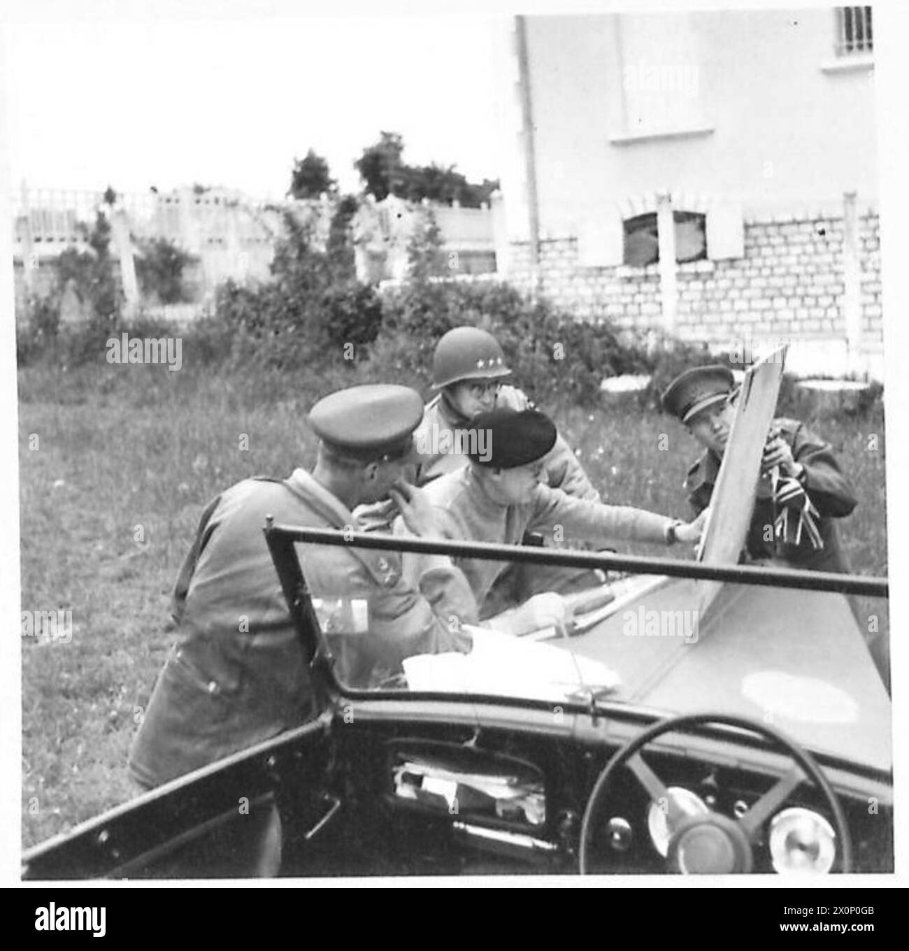 FORCES ALLIÉES DANS LA CAMPAGNE DE NORMANDIE 1944 - le général Sir Bernard Montgomery (au centre), le lieutenant-général Miles Dempsey (à gauche), commandant la deuxième armée britannique et le lieutenant-général Omar Bradley, commandant la première armée américaine, consultez une carte sur le capot de la voiture d'état-major de Monty, près de Port-en-Bessin, le 10 juin 1944 Banque D'Images