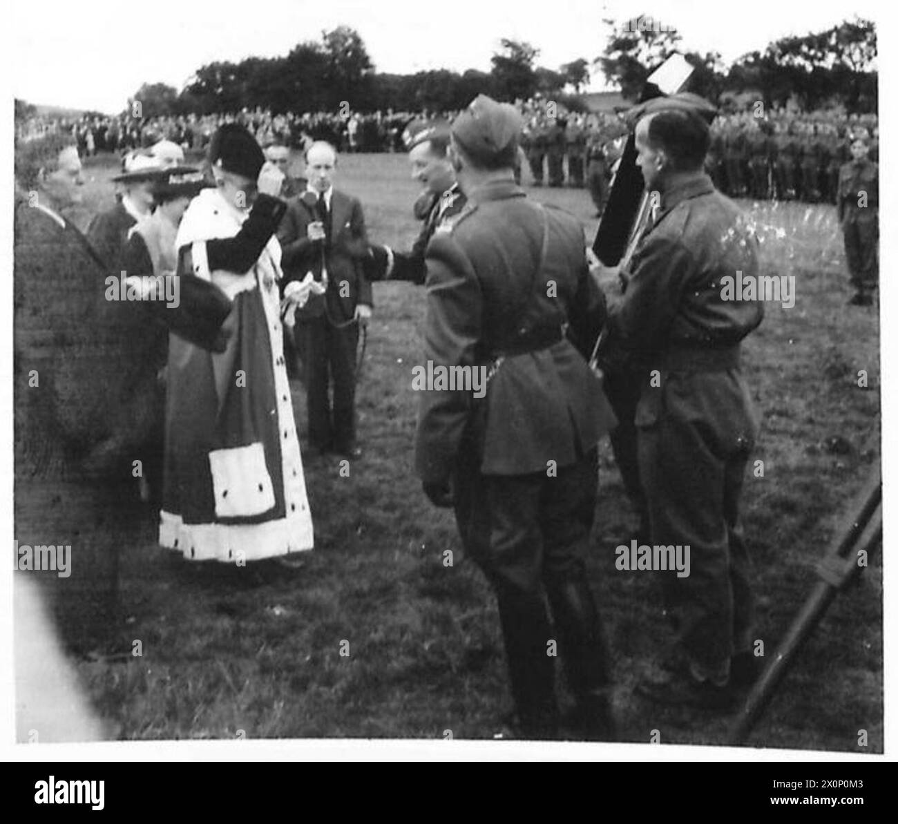 Le général Gustaw Paszkiewicz, commandant de la 1re brigade polonaise de fusiliers, présente un tableau au prévôt de Biggar lors d'une cérémonie de la Journée de l'armée polonaise le 15 août 1940. Banque D'Images