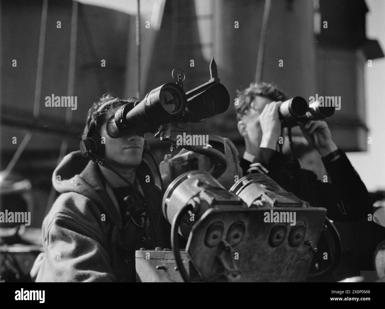 Un officier et une qualification à bord du HMS formidable, porte-avions de la Naval Force H, observent le ciel à la recherche d'avions ennemis lors d'opérations au large de l'Afrique du Nord, du 5 au 10 novembre 1942. Banque D'Images