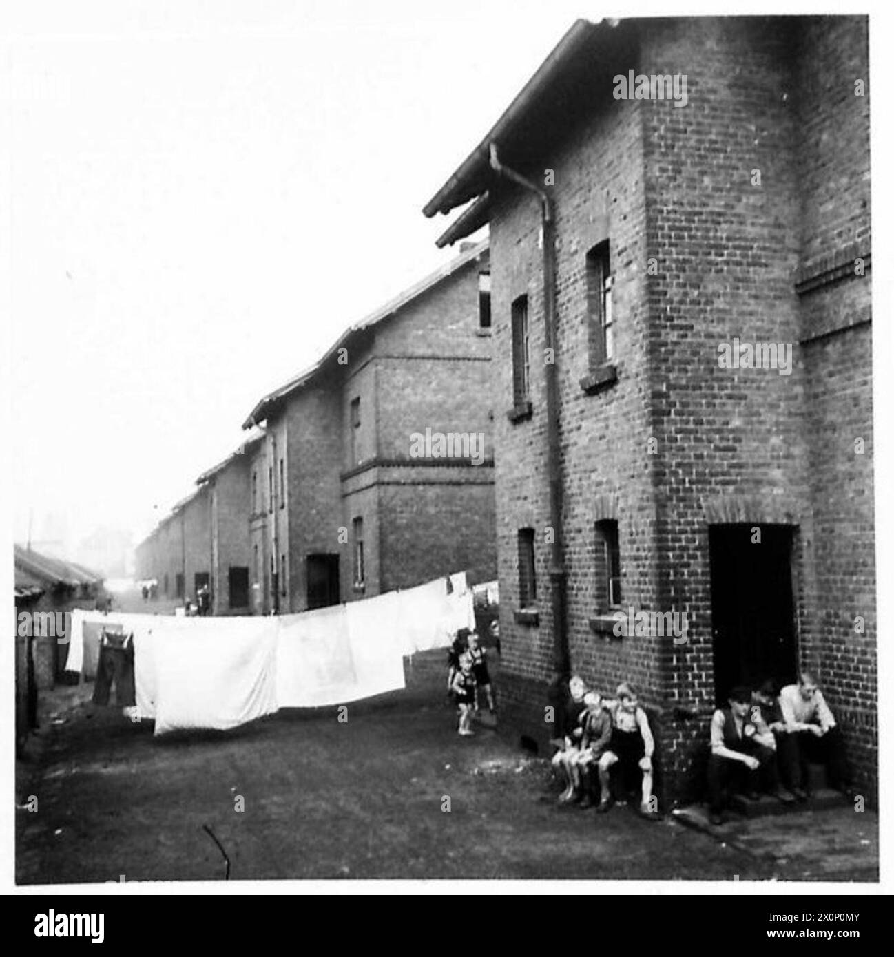 LE CONTRÔLE DU CHARBON DE L'ALLEMAGNE DU NORD - Une vue générale d'une rangée de maisons de mineurs. Négatif photographique , Armée britannique du Rhin Banque D'Images