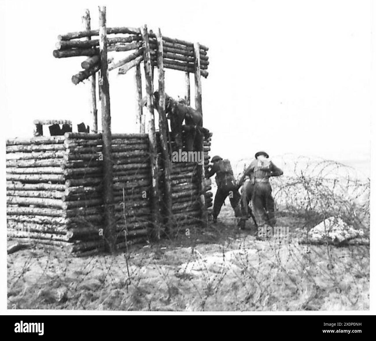 Photographie montrant des parachutistes polonais attaquant une cabane en bois pendant l'entraînement à Lundin Links. Les soldats de la 1re Brigade indépendante polonaise de parachutistes reçoivent une instruction sur les techniques de débarquement. Armée polonaise. Banque D'Images