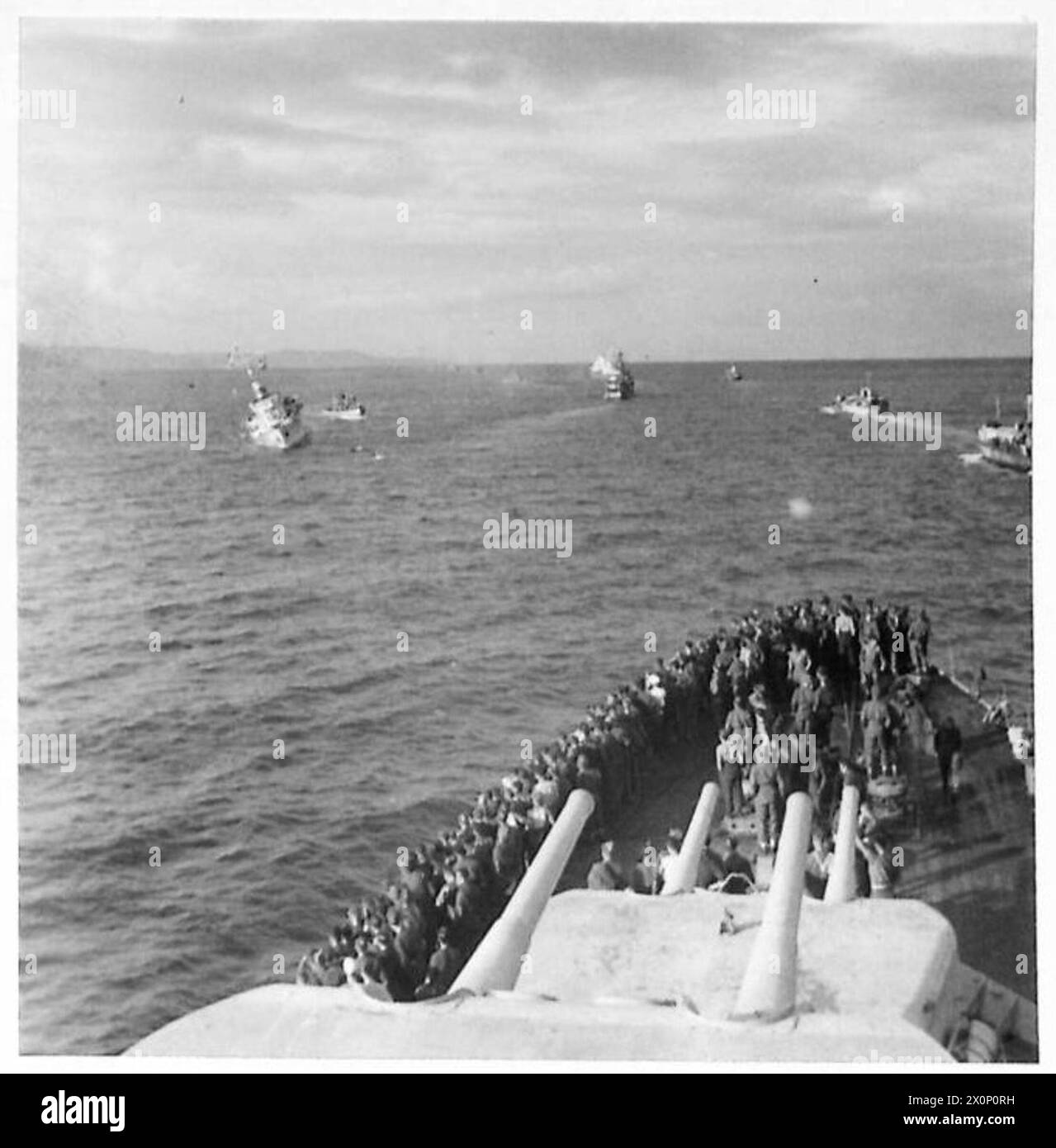 Un dragueur de mines dégageant un chenal dans le Pireus heurte une mine et revient devant le HMS Ajax. Négatif photographique, armée britannique. Banque D'Images