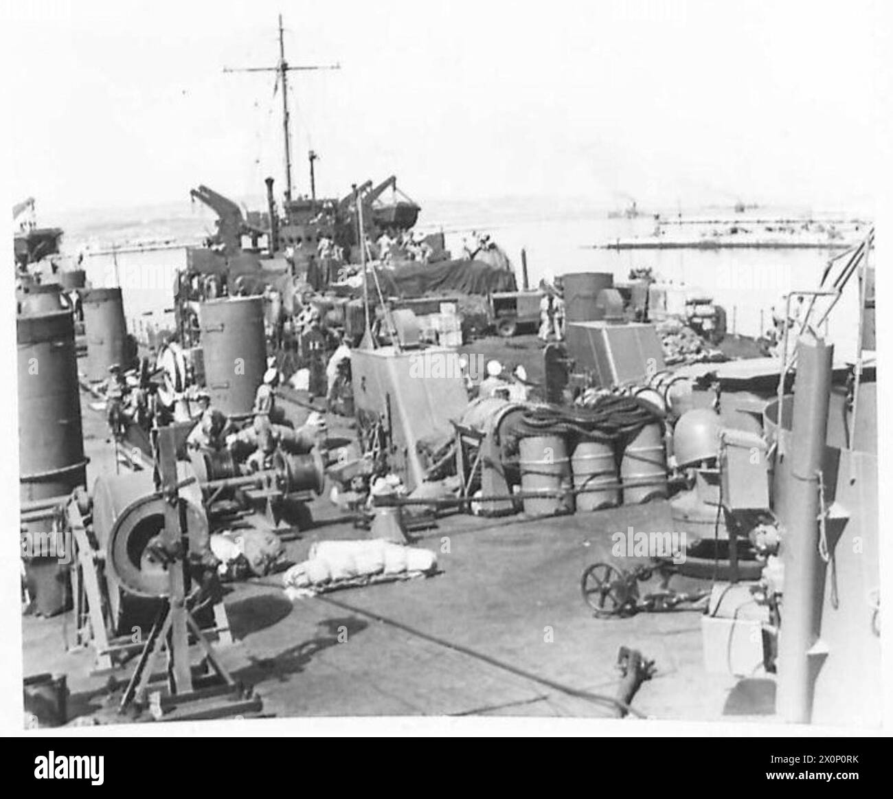 Photographie de deux LTS chargés de la 8e armée à Ancône en attente du déchargement des stocks navals. L'image est un négatif photographique de l'armée britannique. Banque D'Images