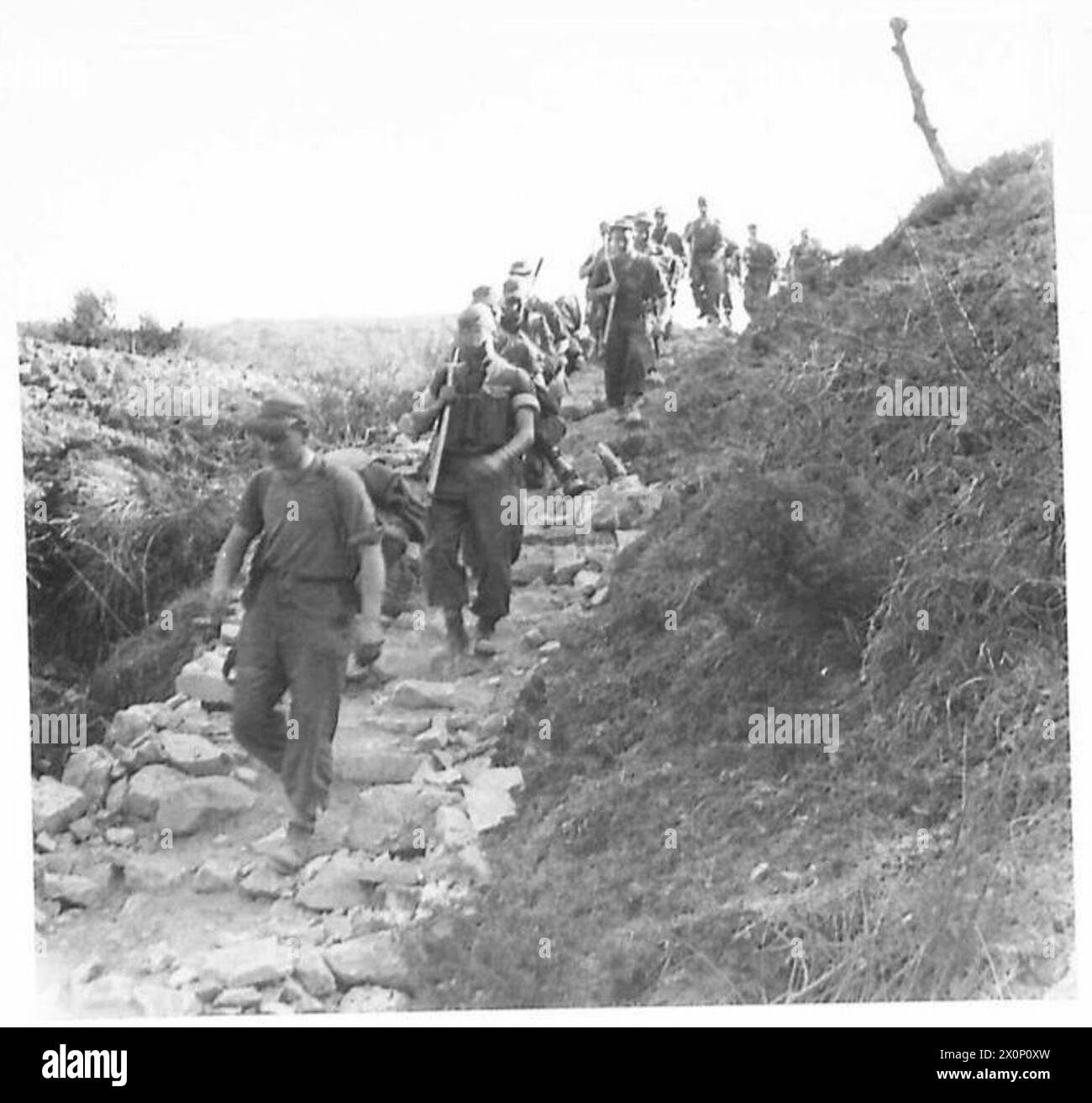 L'infanterie de montagne de la huitième armée descend des collines dans une vallée, en utilisant des marches construites dans des conditions boueuses. Banque D'Images