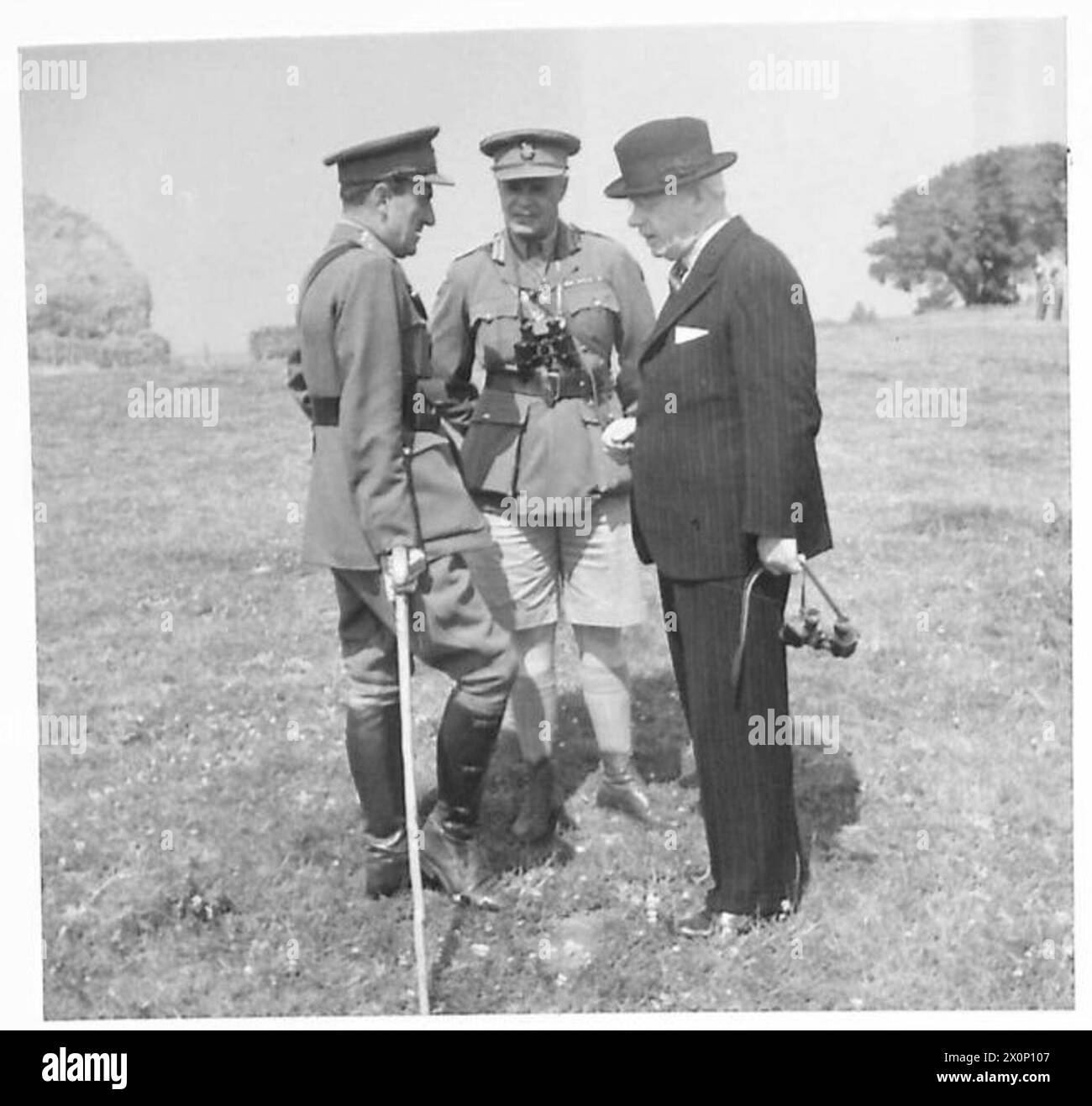 Photographie montrant le premier ministre néo-zélandais, Mr. Frazer, parlant avec des officiers supérieurs lors d'une visite du Commandement S.E. Banque D'Images