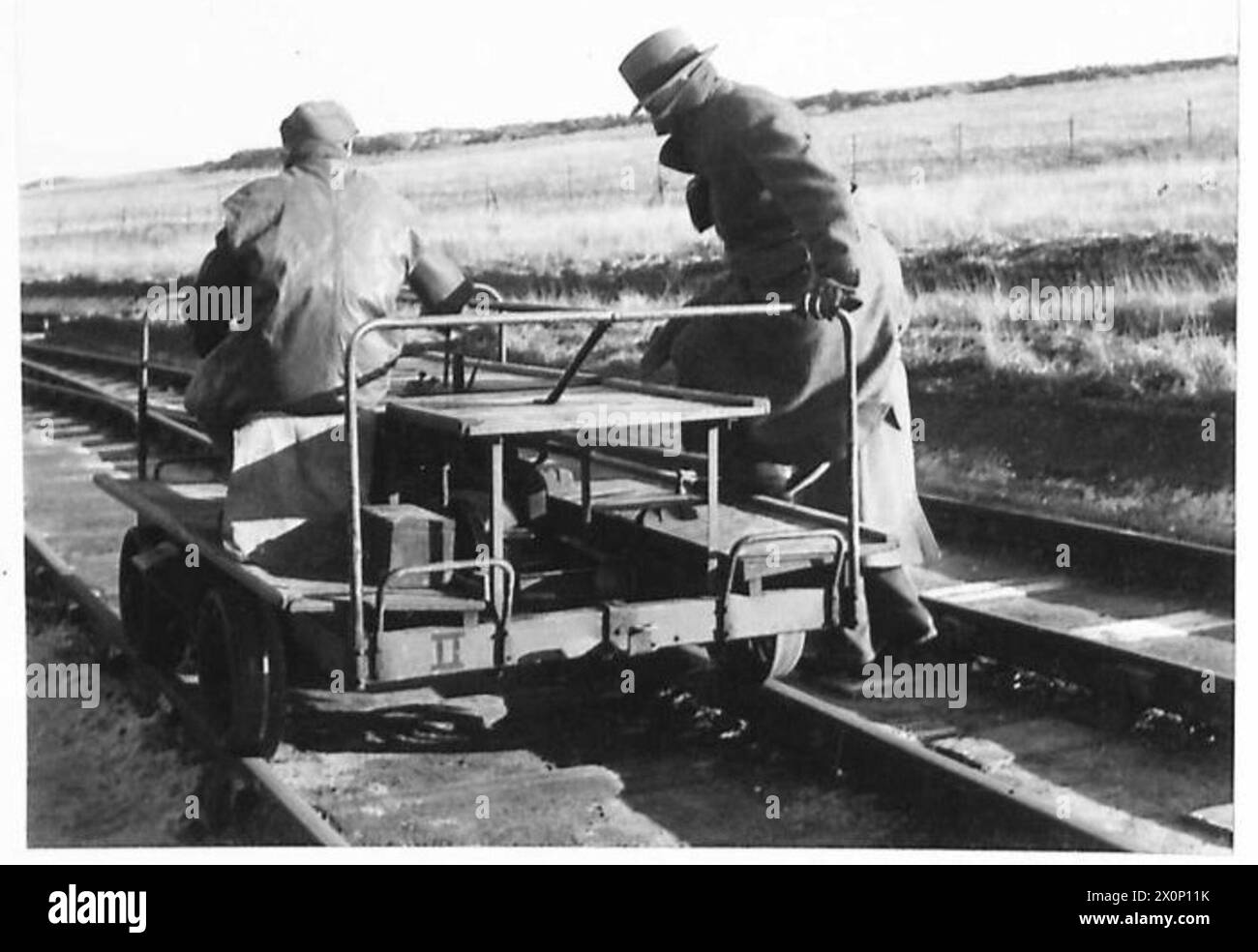 Sir Keith Murdoch inspecte ''Winnie'', le canon transmanche de l'armée britannique situé à Douvres. Banque D'Images