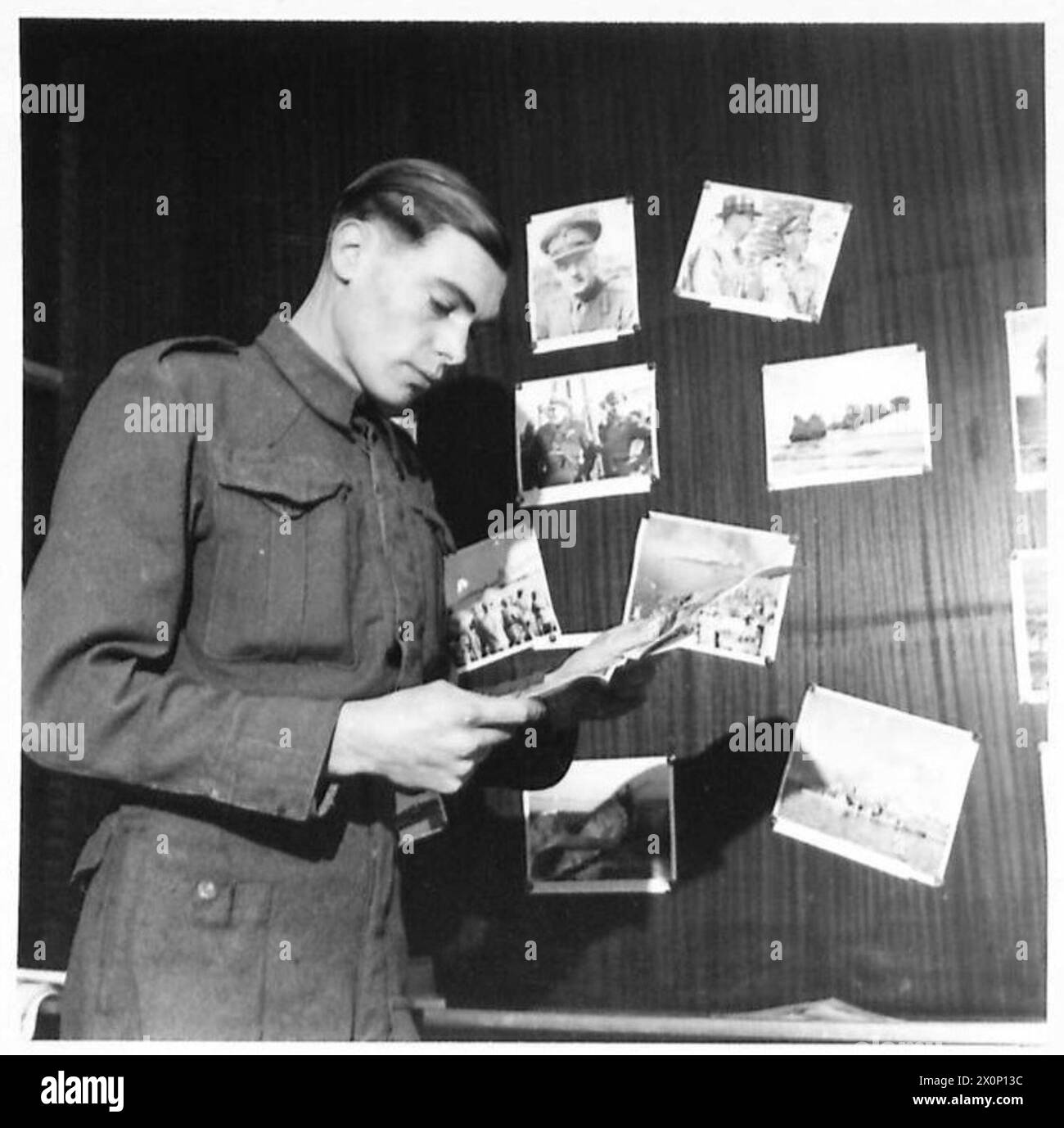 Photographie montrant le soldat E.W. Ganney de l'armée britannique en Afrique du Nord pendant les opérations, identifié par son adresse à Holloway, Londres. Banque D'Images
