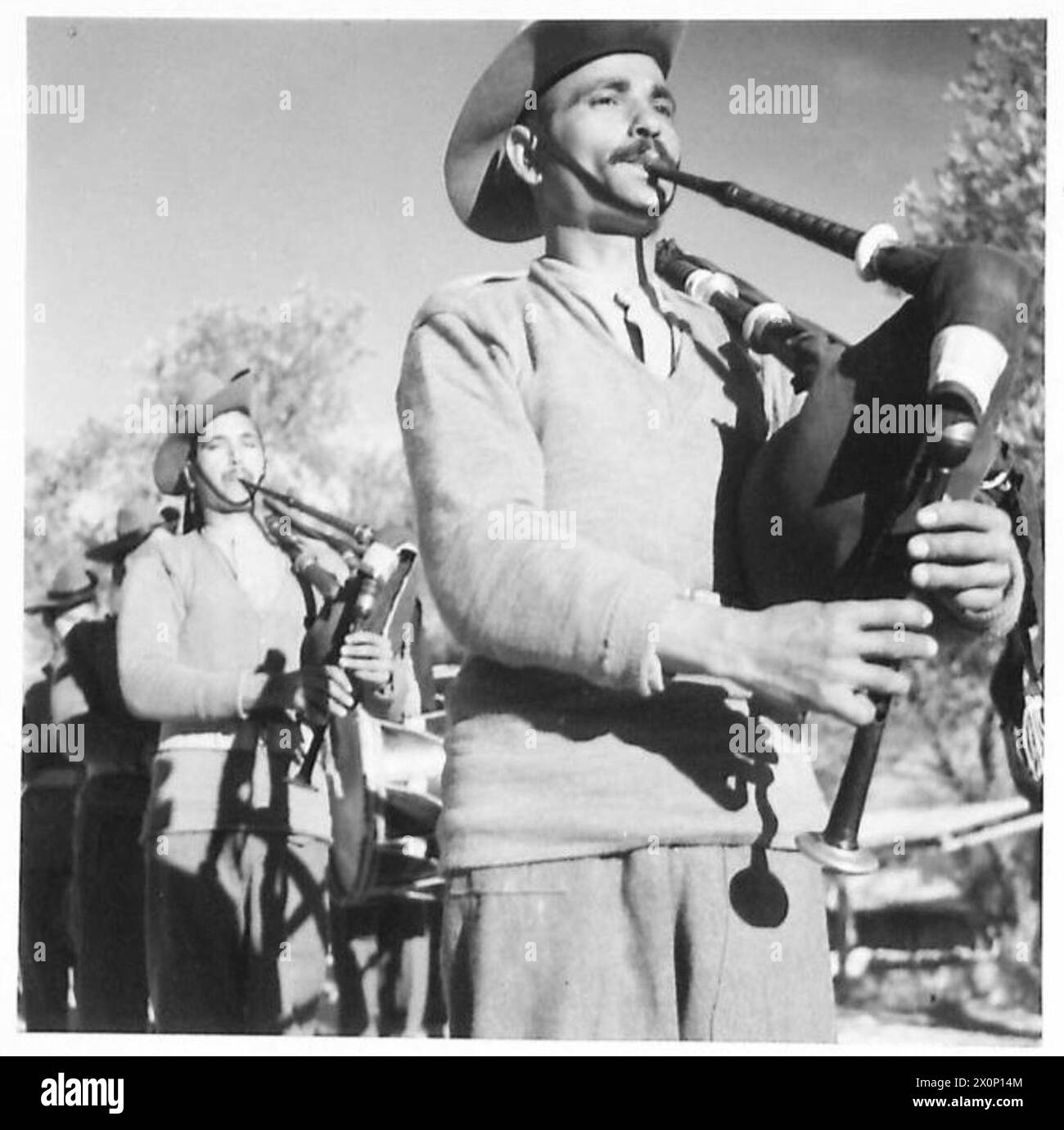 COMPAGNIES INDIENNES DE PACK MULES - un des Pipers of the Pipe Band appartenant à l'une des compagnies. Négatif photographique, Armée britannique Banque D'Images