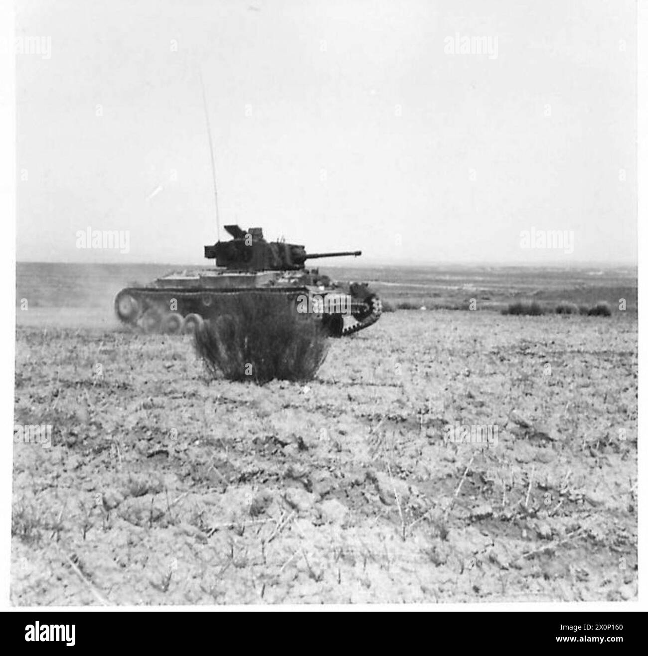 LE CORPS DE CHARS FRANÇAIS REÇOIT DES INSTRUCTIONS SUR LES CHARS VALENTINE - les chars Valentine étant conduits par un chars français pendant l'entraînement. Négatif photographique, Armée britannique Banque D'Images