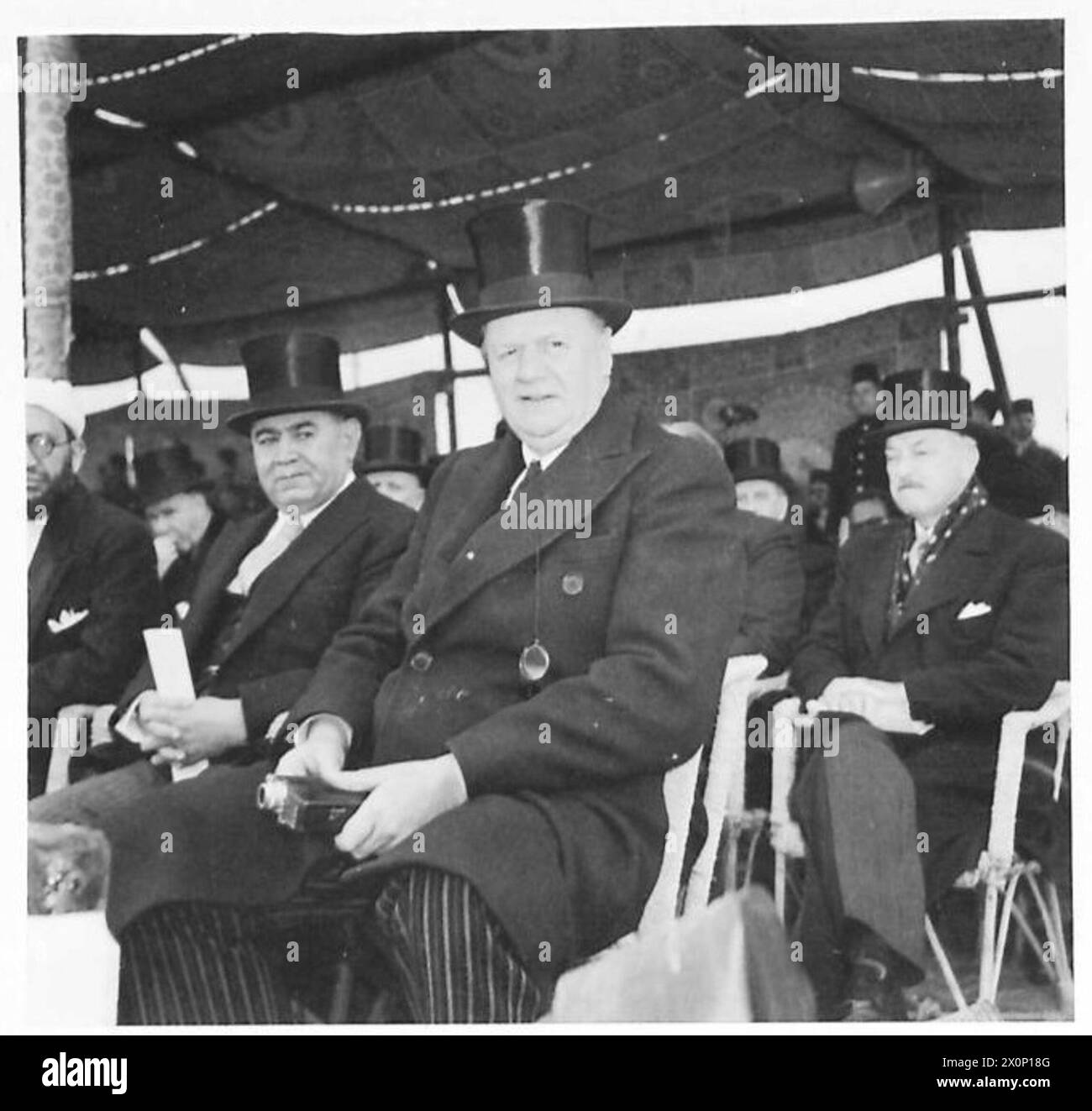 Lord Killearn, ambassadeur britannique en Égypte, observe le défilé des forces militaires égyptiennes lors de la visite d’État du roi Ibn Saoud. Banque D'Images