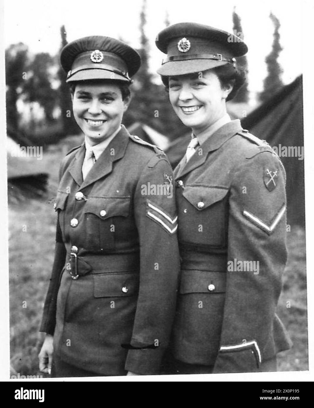 Le caporal Collings et le caporal Strong sont les deux premières filles de l'ATS Provost à servir en Normandie. Banque D'Images