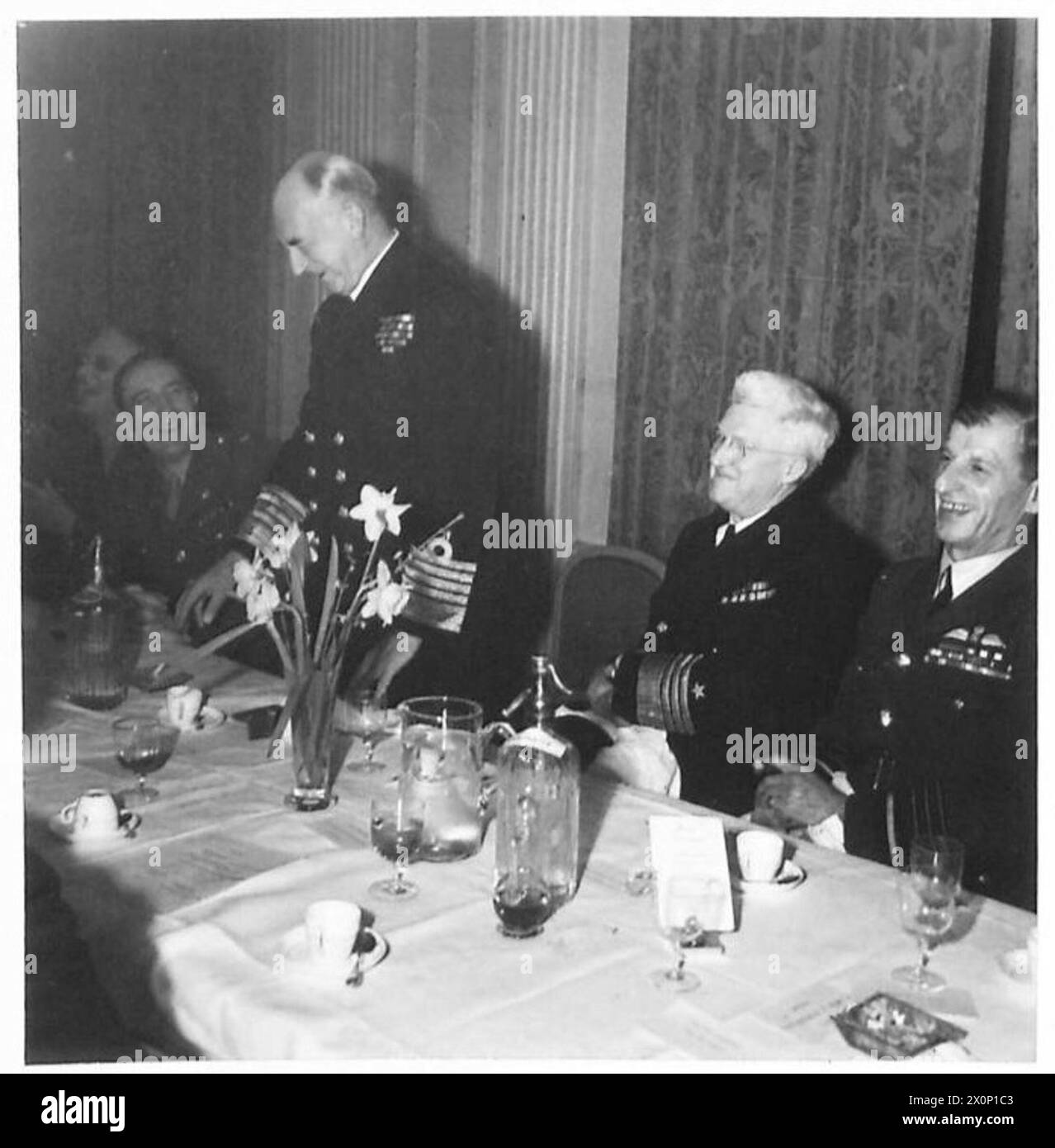 BRITISH-AMERICAN FORCES DINING CLUB - amiral de la flotte Sir Dudley Pound (premier Lord de mer et chef d'état-major de la marine) parlant. Négatif photographique, Armée britannique Banque D'Images