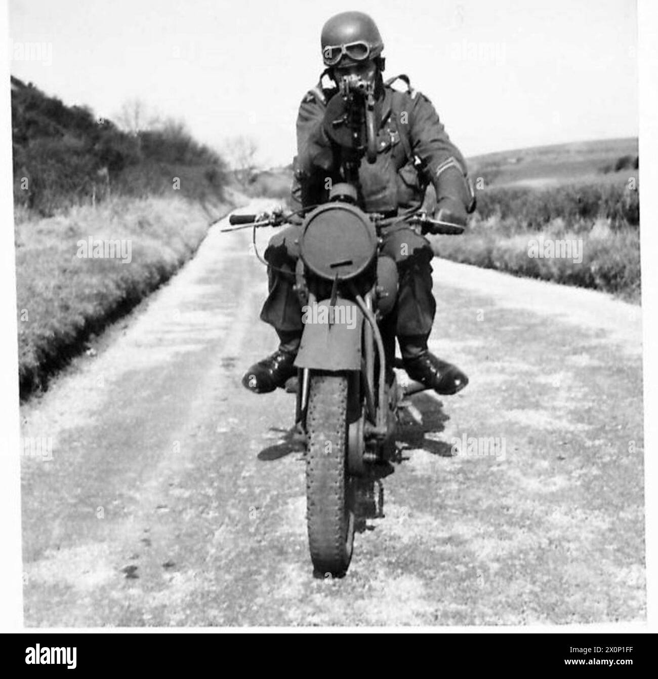 Un gardien est représenté sur une moto équipée d'un canon Tommy, illustrant un armement d'infanterie mobile. Banque D'Images