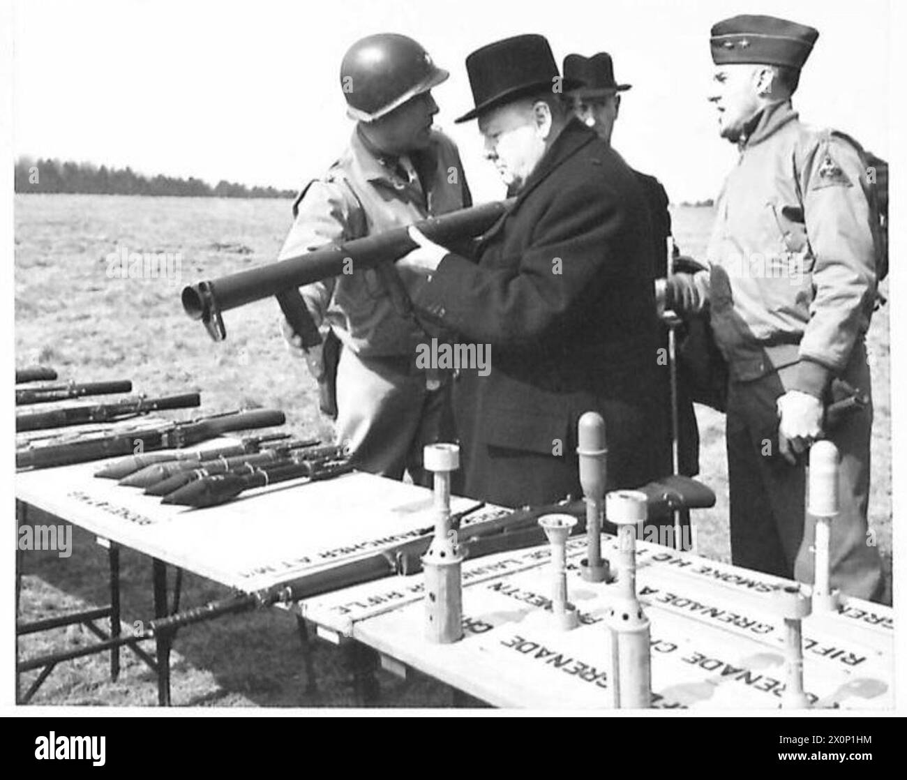 LE PREMIER MINISTRE REND VISITE AUX TROUPES AMÉRICAINES - le premier ministre avec un Bazooka, une grenade qui lance une arme antichar. Négatif photographique, Armée britannique Banque D'Images