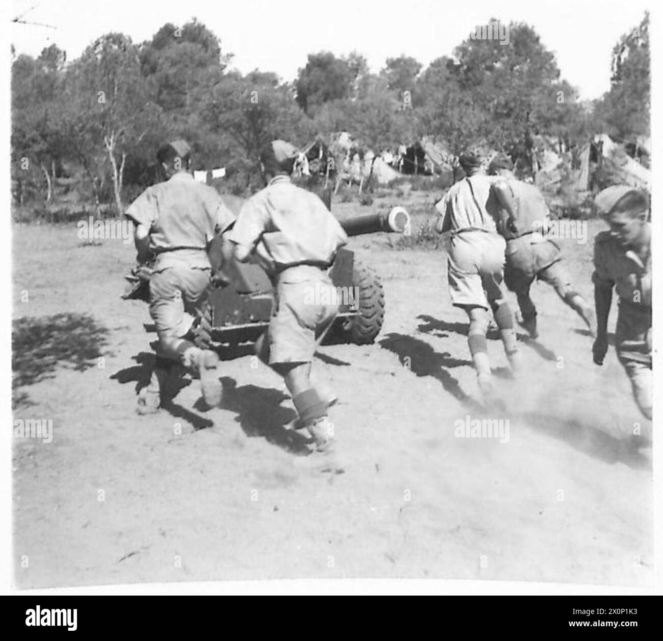 Un équipage de canons du York and Lancaster Regiment se prépare à manœuvrer un canon antichar de 6 livres. Banque D'Images