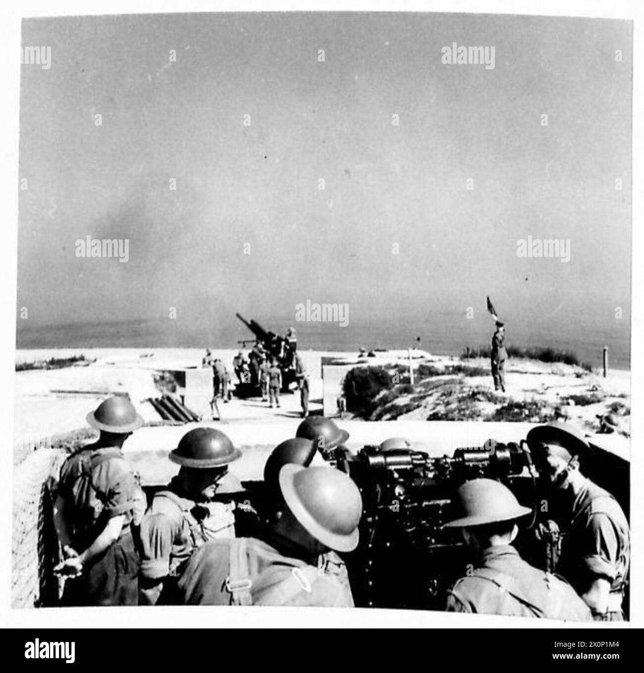 Un canon antiaérien de 3,7 pouces est tiré dans le cadre des défenses de la côte est. Banque D'Images