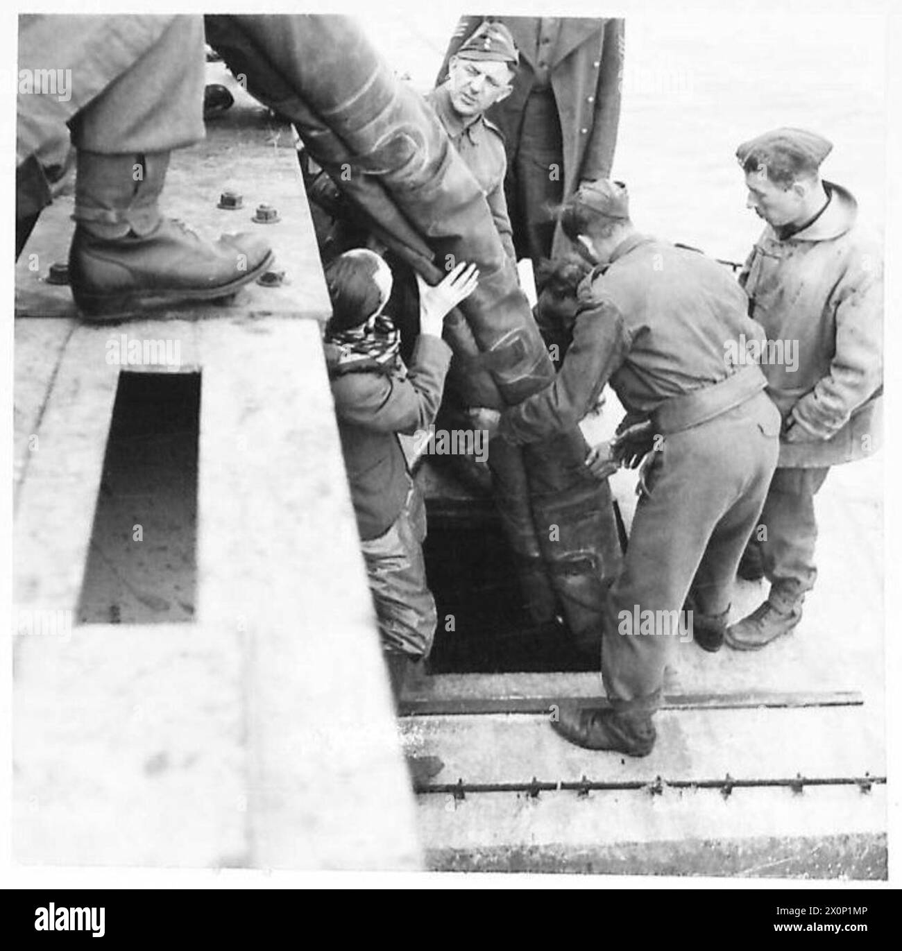 Une perle est soulevée à l'aide de ballons à air, avec des photographies montrant le placement du ballon, le déplacement de l'eau, et les dommages après enlèvement. Négatif photographique, armée britannique. Banque D'Images