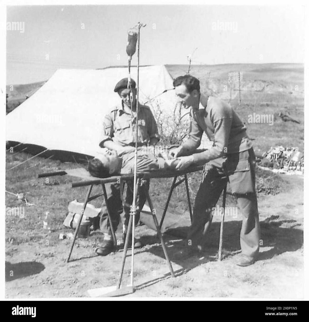 127 le personnel des ambulances para de campagne effectue une transfusion sanguine pendant les opérations aériennes ; l'équipement est transporté par la première vague de parachutistes. Négatif photographique, armée britannique. Banque D'Images