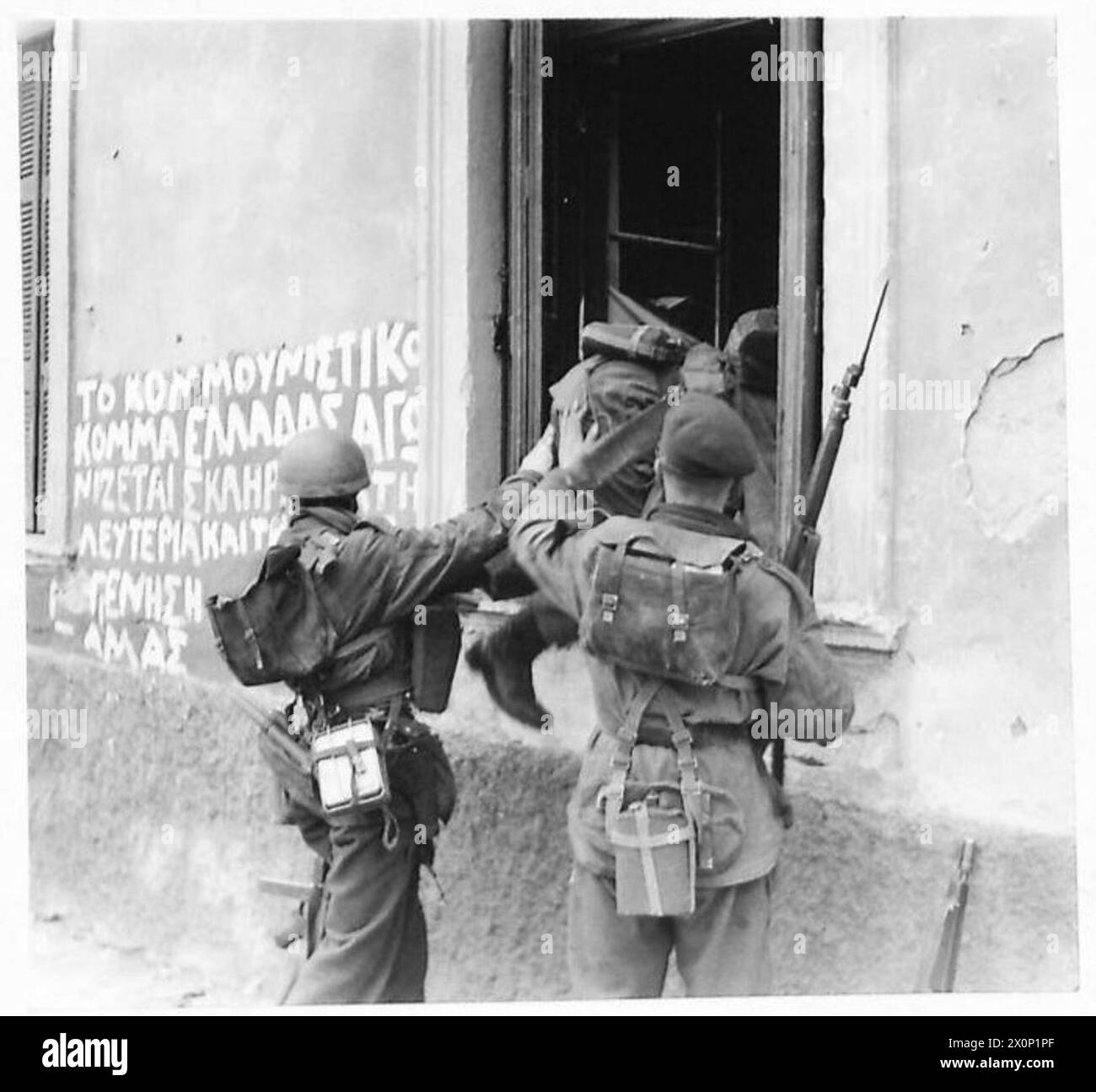 Les parachutistes entrent dans un poste d'E.L.A.S. par une fenêtre à Athènes. Négatif photographique, armée britannique. Banque D'Images