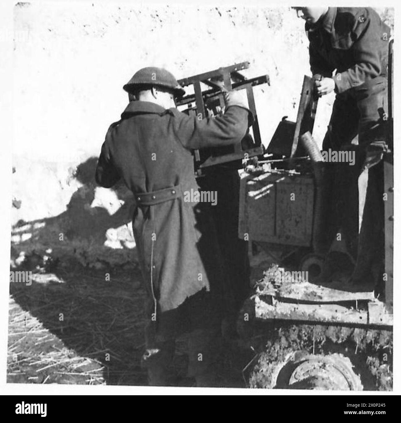 Au cours de la campagne de Tunisie, les troupes britanniques du Royal corps of Signals de la 11e brigade d'infanterie de la 78e division installent un enrouleur de câble sur un porte-avions pour récupérer un câble de communication pour le 5e bataillon du Northamptonshire Regiment. Banque D'Images