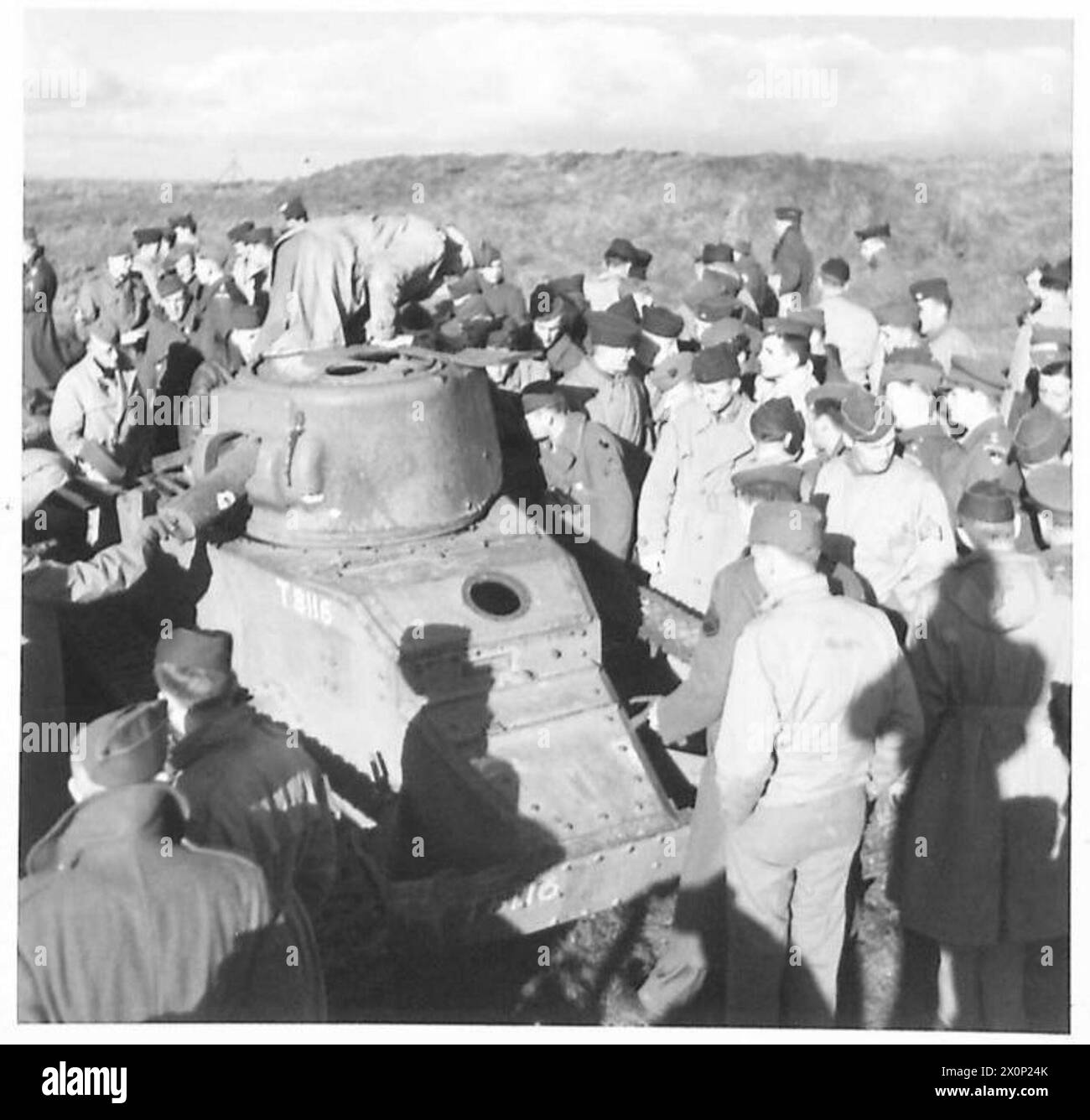 Les troupes américaines examinent un char après des démonstrations de tir de diverses armes antichar sur lui lors d'une visite d'école de formation. Banque D'Images