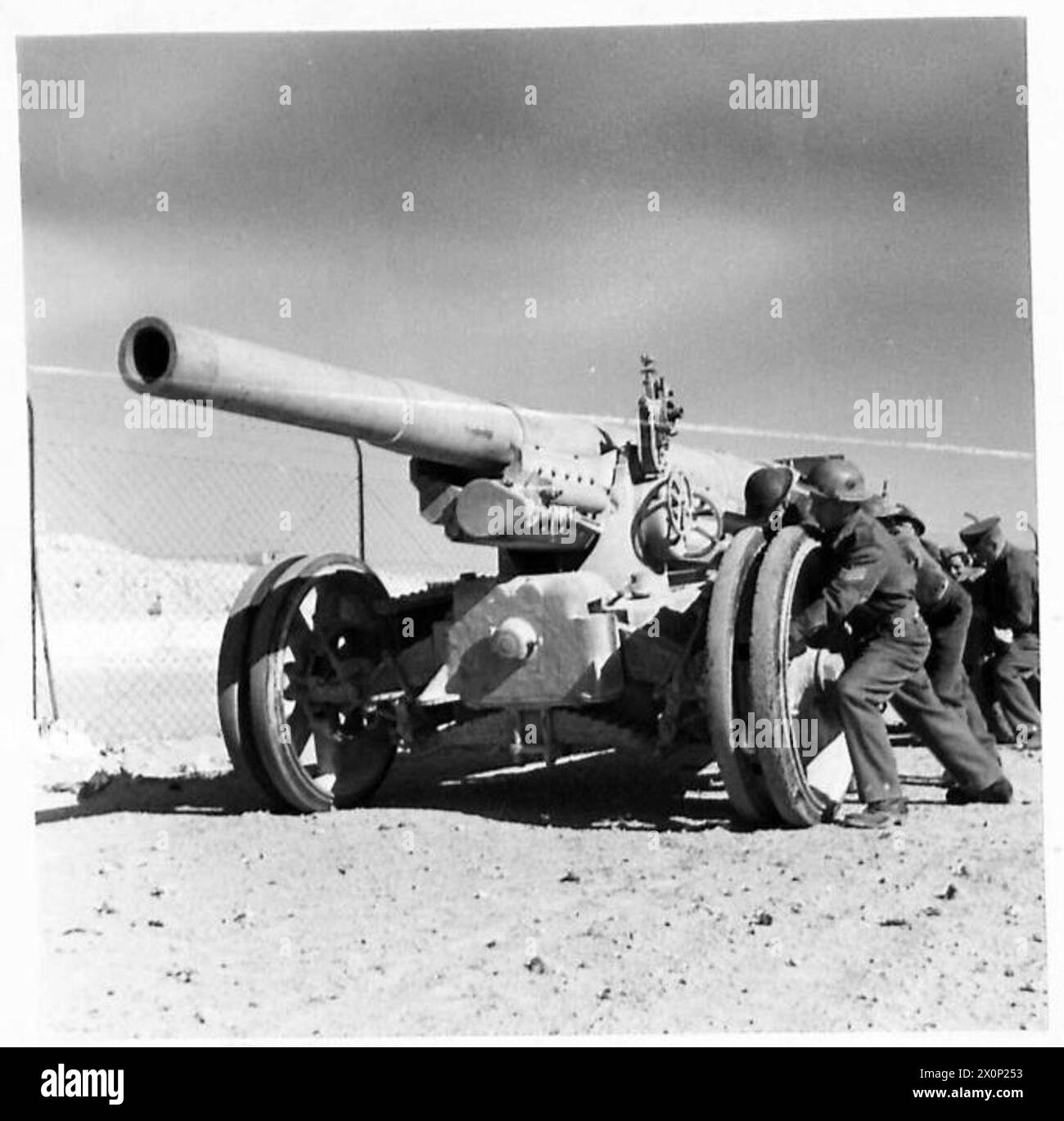 La pièce d'artillerie surnommée « Bardia Bill » par la garnison de Tobrouk, qui avait tiré dessus pendant des mois, est transportée à Tobrouk par des militaires britanniques. Banque D'Images