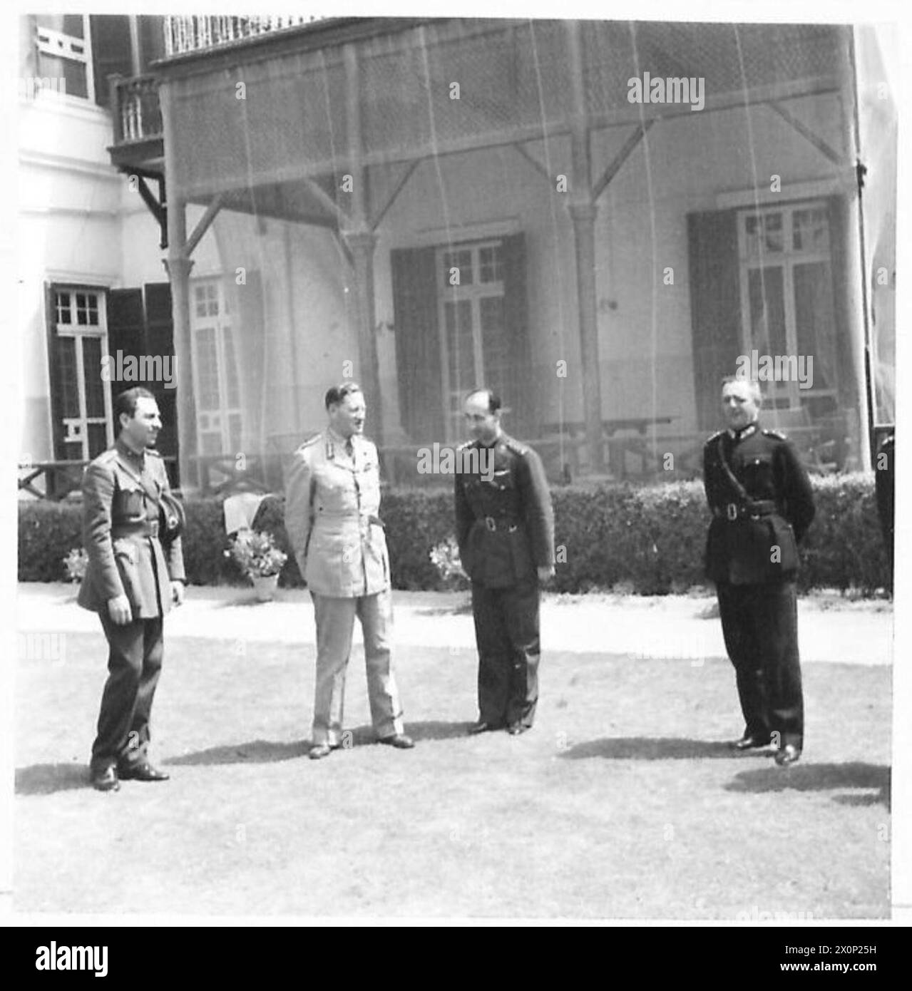 Capit. Emin Dirvana, Capitaine Talat Biringen et Lieut. Le colonel Pahsin Yazici rencontre le C-in-C. Des négatifs photographiques documentent la réception officielle de la mission aérienne turque par la direction de l'armée britannique. Banque D'Images