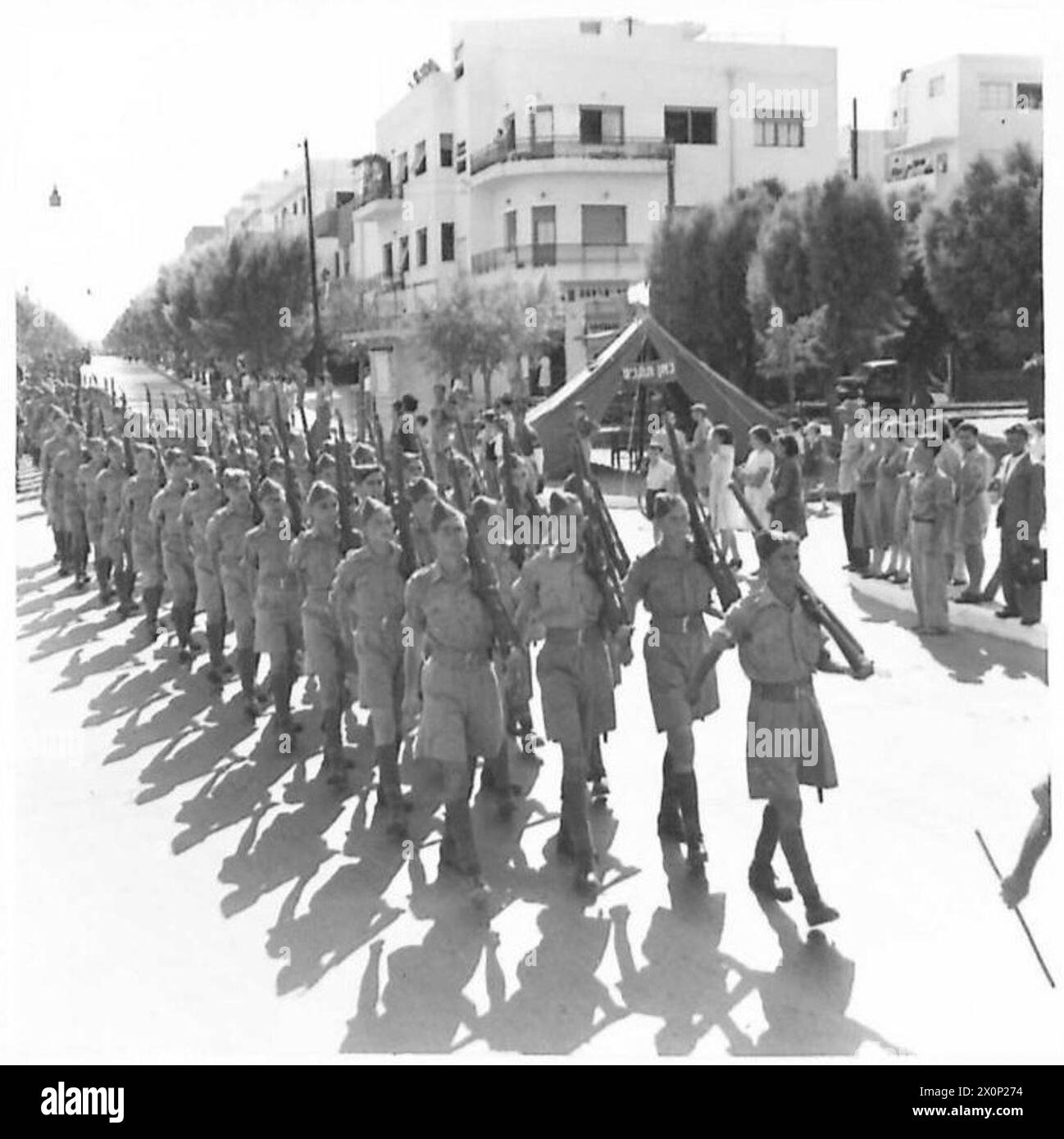 Les troupes britanniques défilent en procession à travers tel Aviv dans le cadre de la campagne de recrutement en Nouvelle-Zélande. Banque D'Images