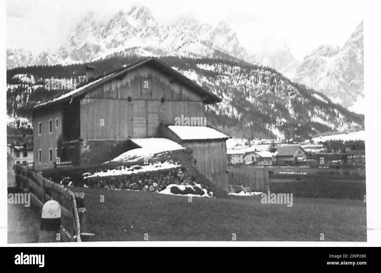 Les Alpes italiennes du Nord, territoire évacué par les forces allemandes, utilisé par la 5e armée de fer lors des opérations militaires. Négatif photographique. Banque D'Images