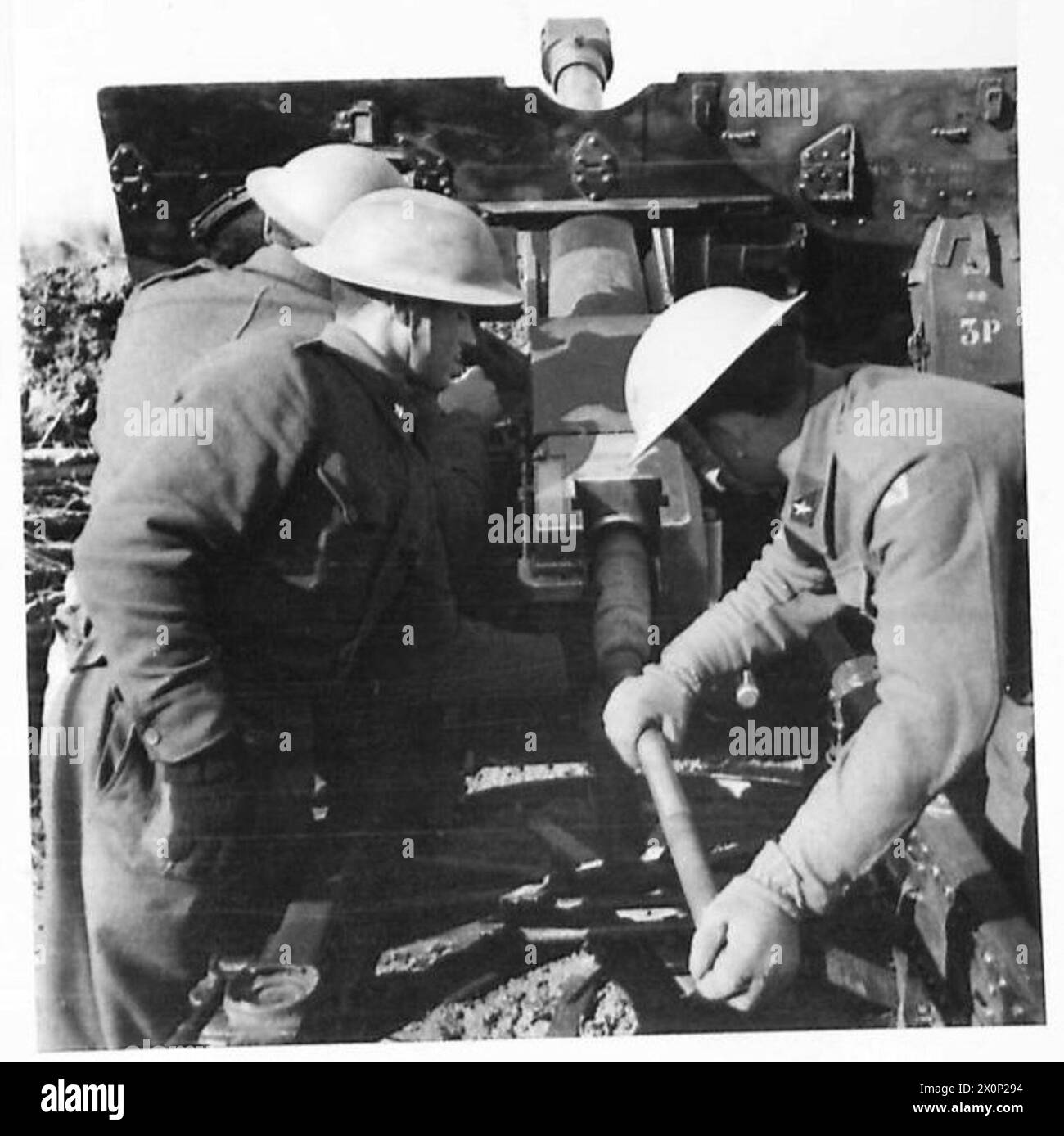 Un canon de 25 livres est rechargé à l'avant par les forces italiennes. Le négatif photographique documente l'opération. Banque D'Images