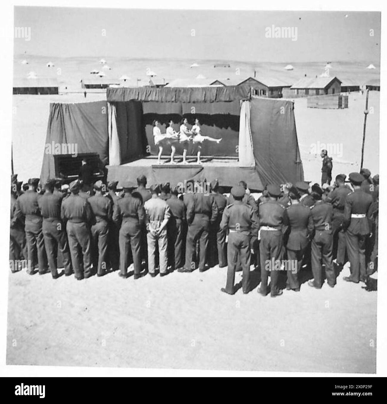 L'E.N.S.A. effectue une tournée de concerts au moyen-Orient. Les photographies donnent une vue générale de la performance à laquelle assiste le personnel militaire. Banque D'Images