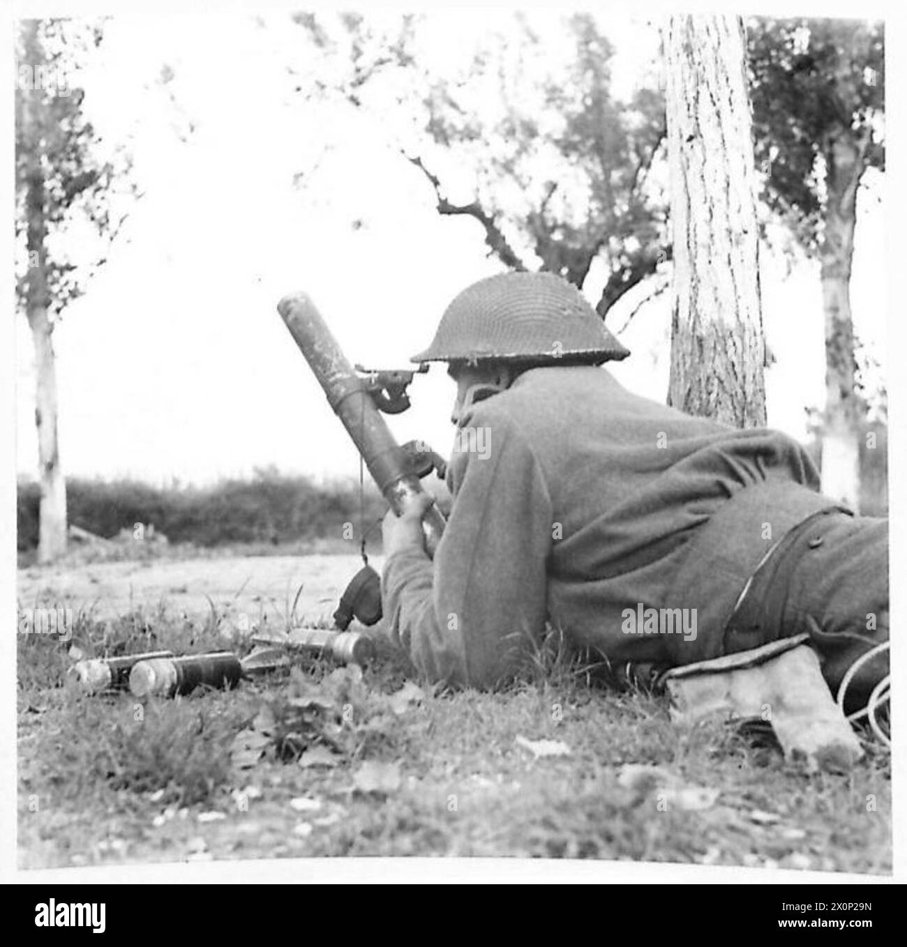 Un mortier de 2 pouces du régiment de la Reine 2/5 est positionné sur le bord d'une route pour couvrir le village de Dignataro pendant les opérations de la seconde Guerre mondiale en Italie. Banque D'Images Un mortier de 2 pouces du régiment de la Reine 2/5 est positionné sur le bord d'une route pour couvrir le village de Dignataro pendant les opérations de la seconde Guerre mondiale en Italie. Banque D'Images