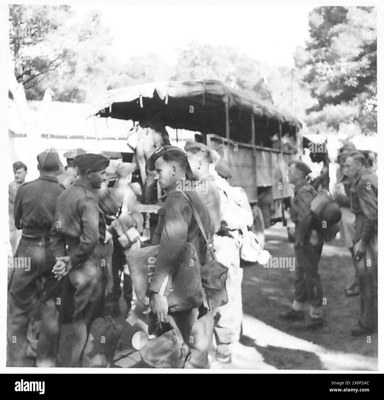 Les hommes en tenue de bataille, classés comme étant de faible statut médical, sont transportés d'un foyer de convalescence en Afrique du Nord vers l'Angleterre pour un traitement prolongé. Négatif photographique, armée britannique. Banque D'Images